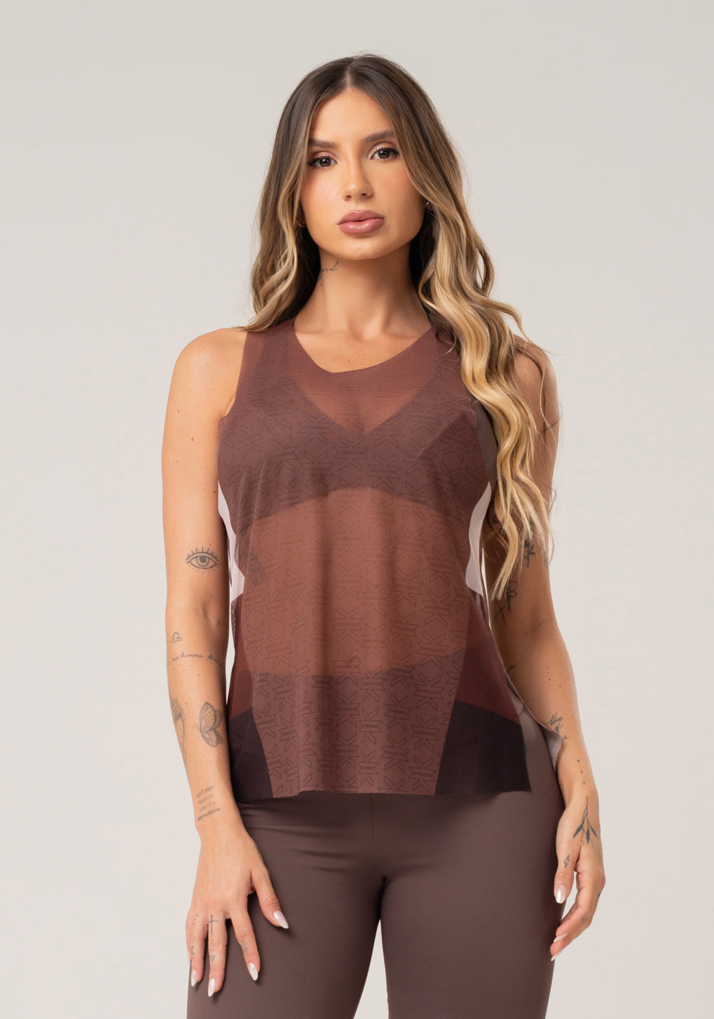 Camiseta Feminina De Tule Com Abertura Lateral Estampada Motivation Marrom Printed Mousse Dlk