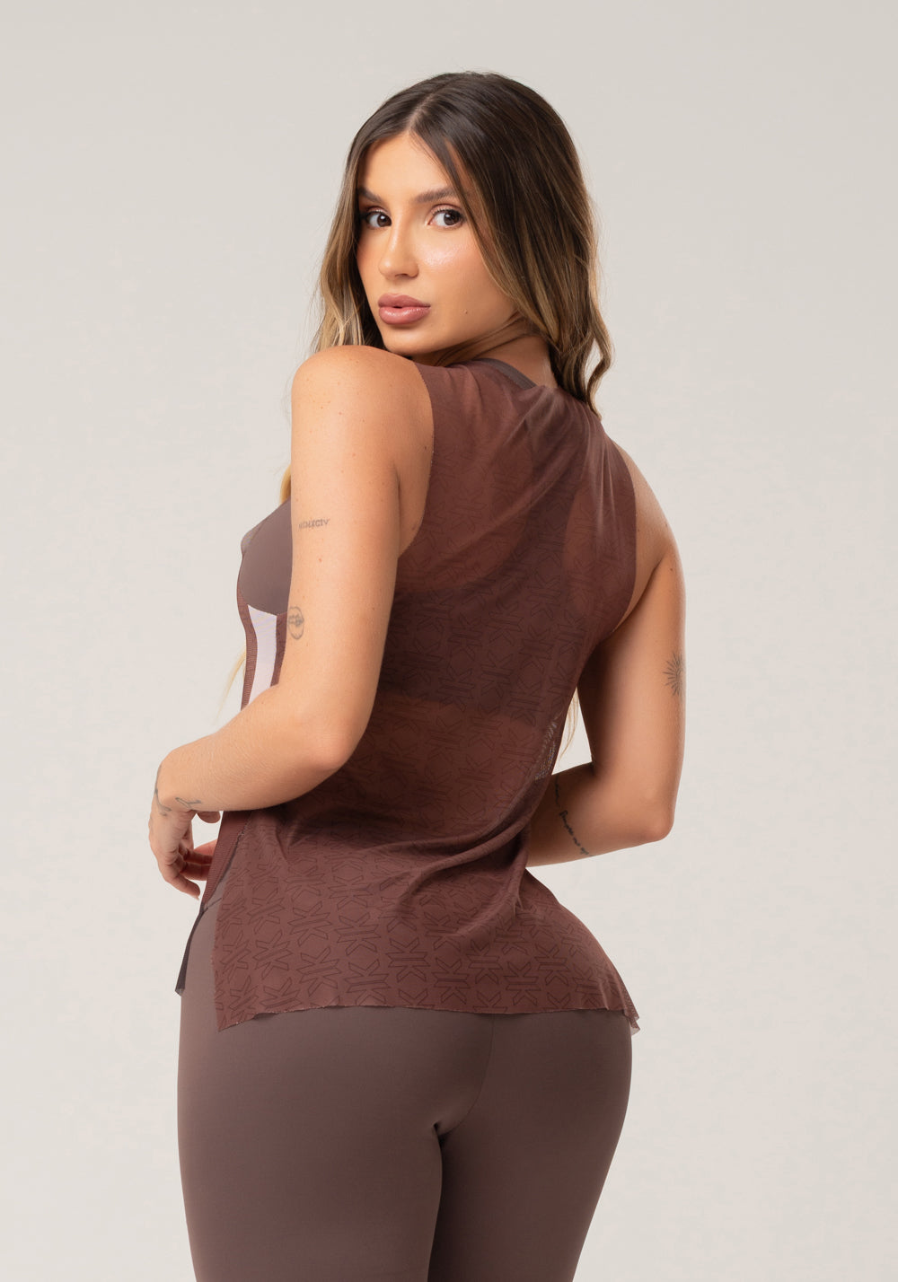 Camiseta Feminina De Tule Com Abertura Lateral Estampada Motivation Marrom Printed Mousse Dlk