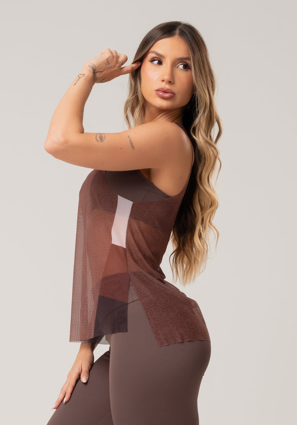 Camiseta Feminina De Tule Com Abertura Lateral Estampada Motivation Marrom Printed Mousse Dlk