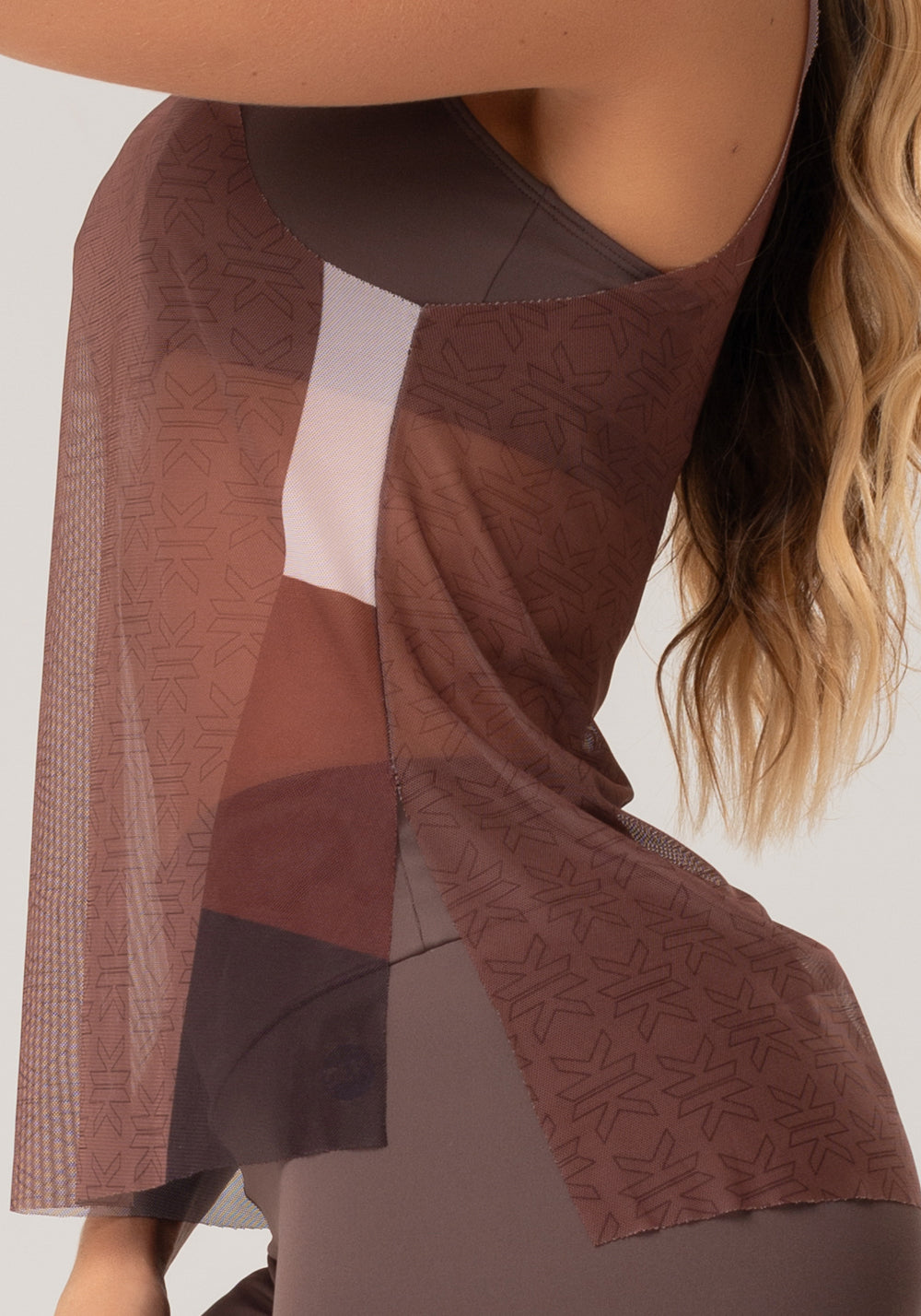 Camiseta Feminina De Tule Com Abertura Lateral Estampada Motivation Marrom Printed Mousse Dlk