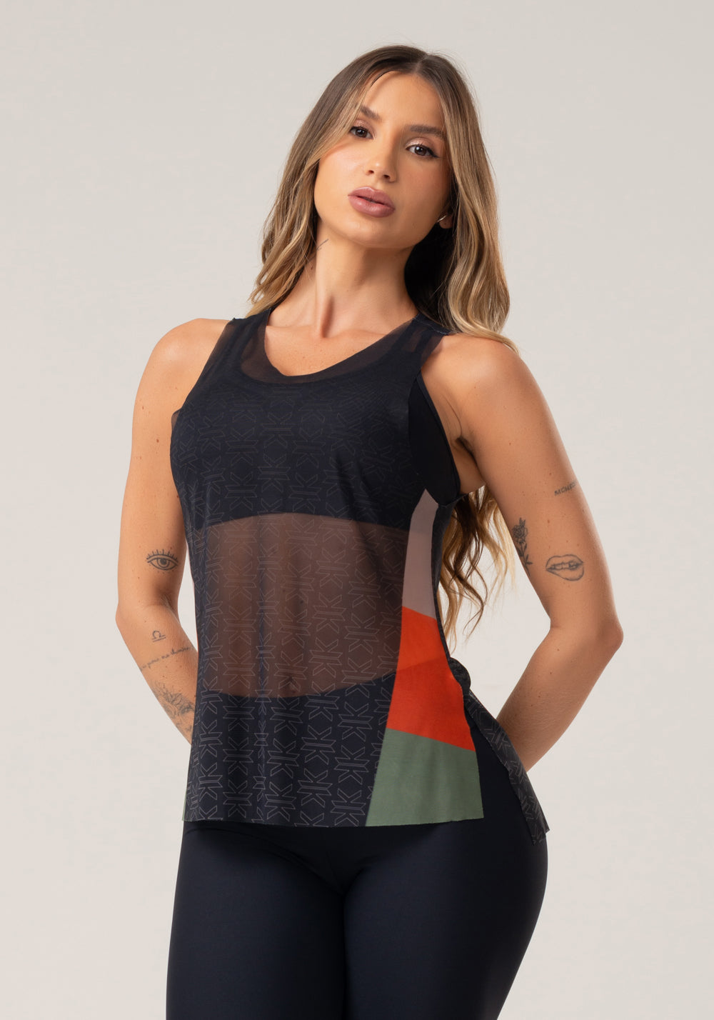 Camiseta Feminina De Tule Com Abertura Lateral Estampada Motivation Preto Printed Dlk
