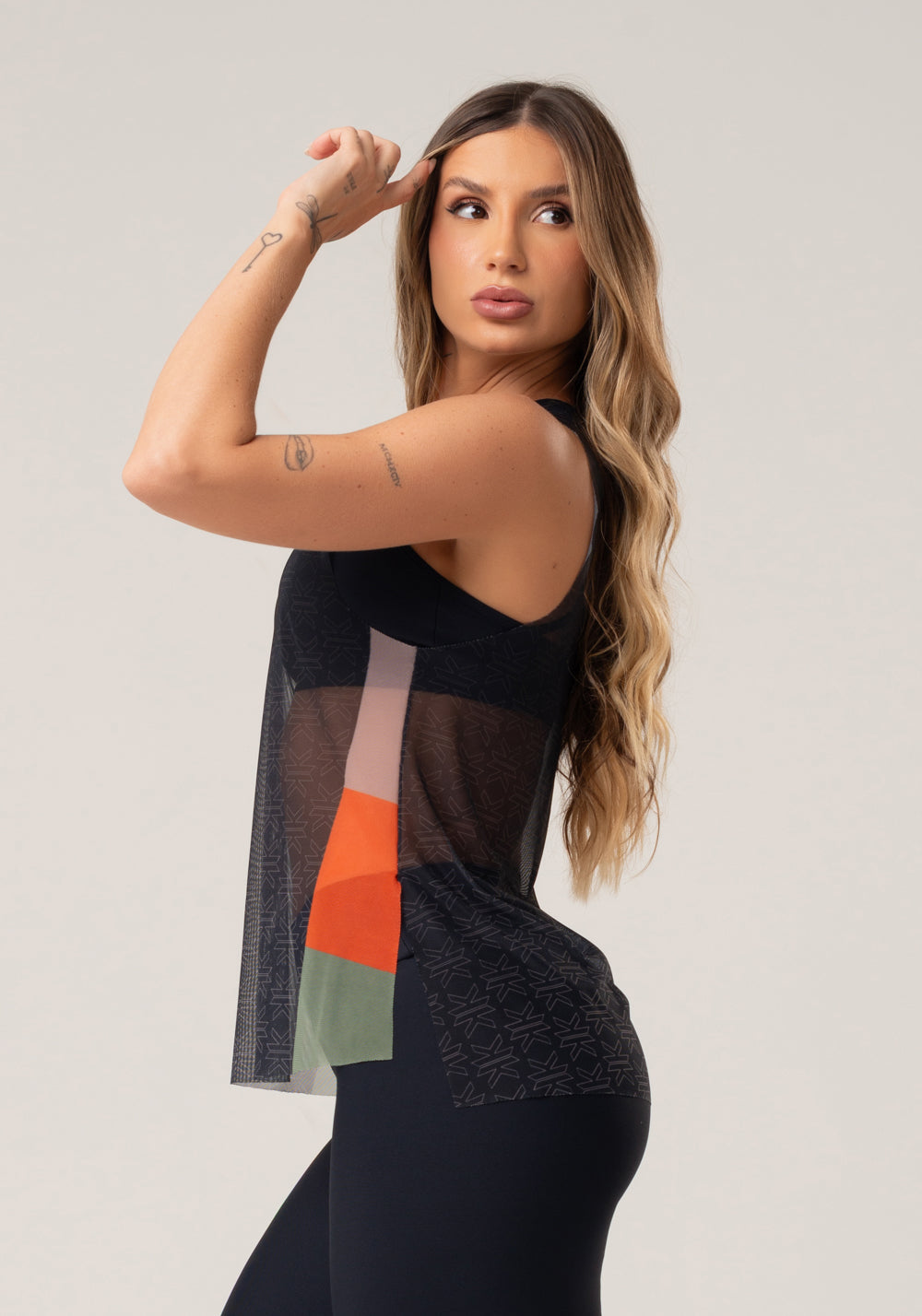 Camiseta Feminina De Tule Com Abertura Lateral Estampada Motivation Preto Printed Dlk