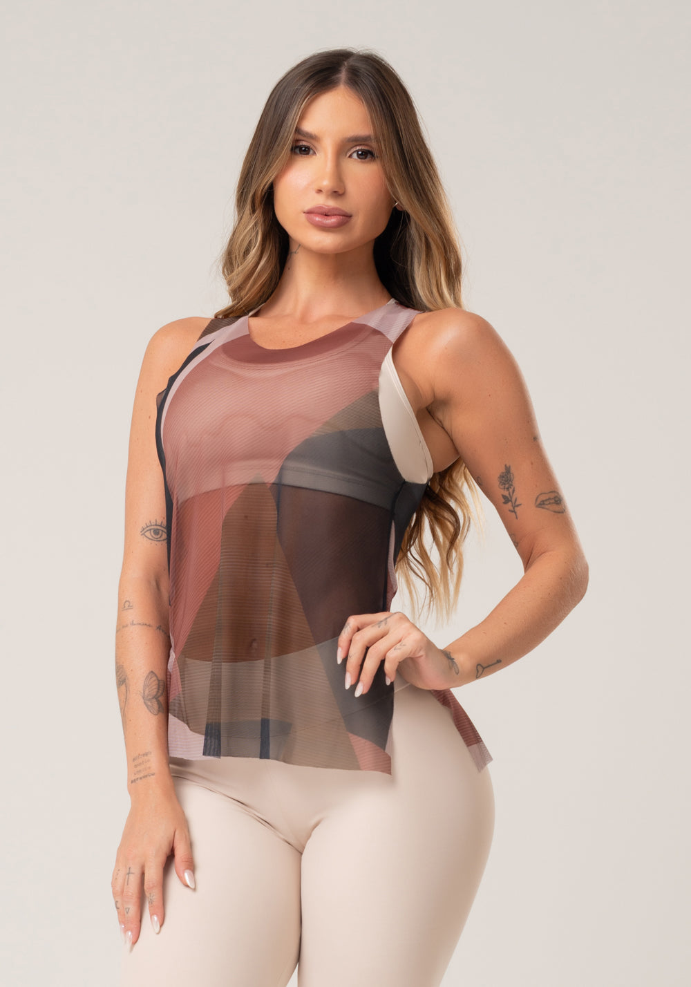 Camiseta Feminina De Tule Com Abertura Lateral Estampada Strip Marrom Printed Dlk
