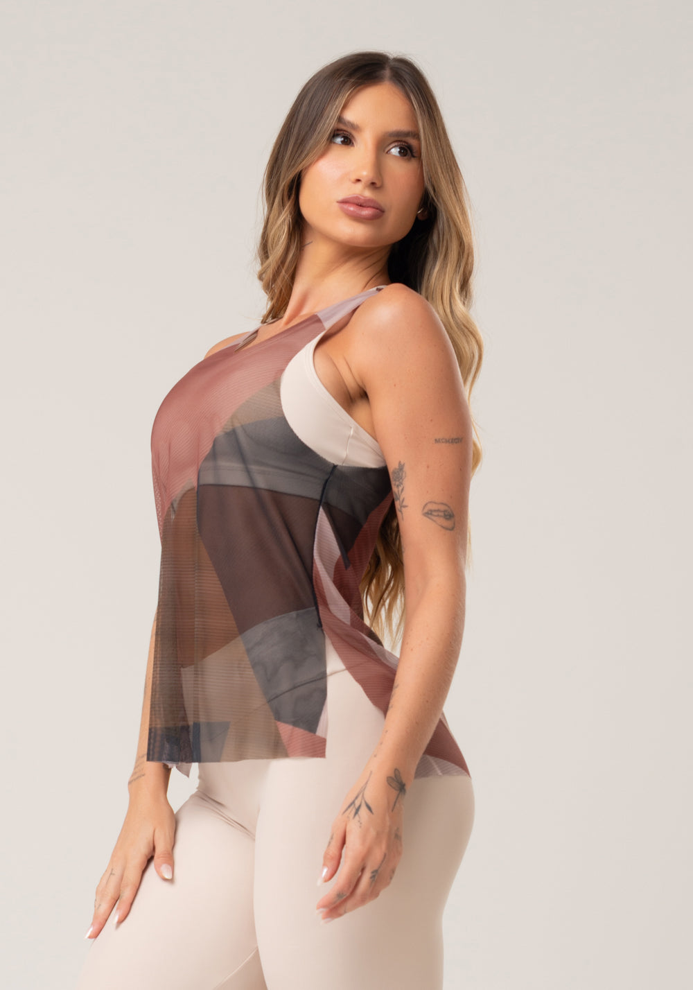 Camiseta Feminina De Tule Com Abertura Lateral Estampada Strip Marrom Printed Dlk