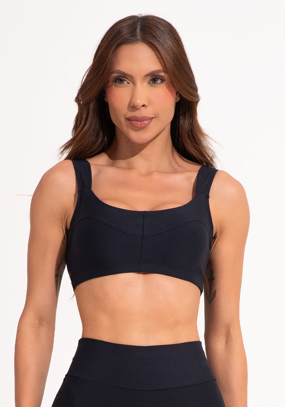Top Fitness Feminino Preto Com Alça Larga E Recortes Aura Dlk
