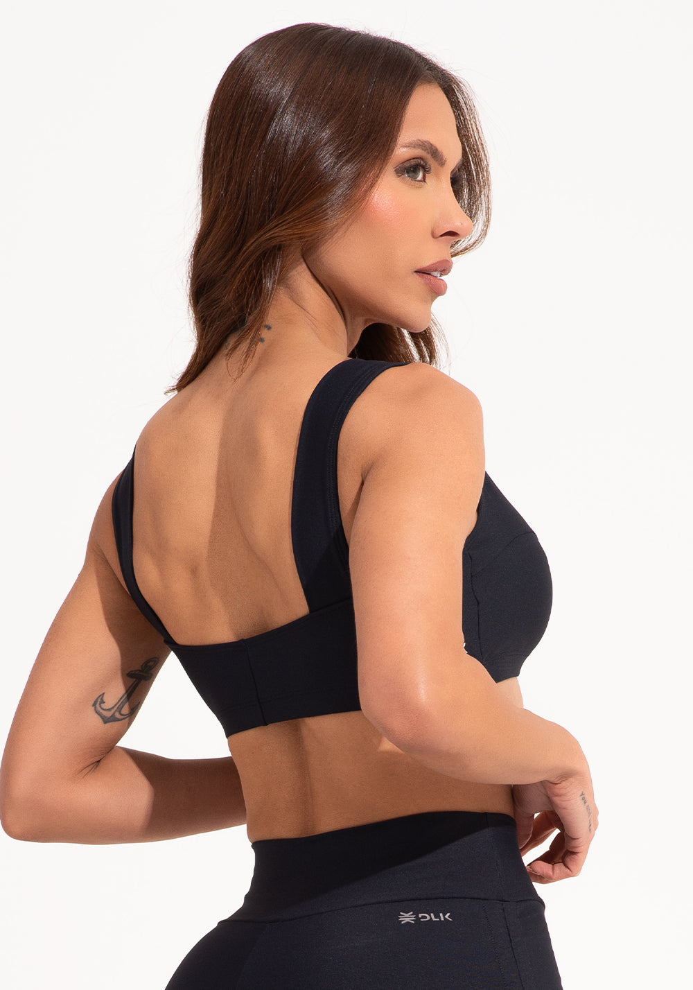 Top Fitness Feminino Preto Com Alça Larga E Recortes Aura Dlk