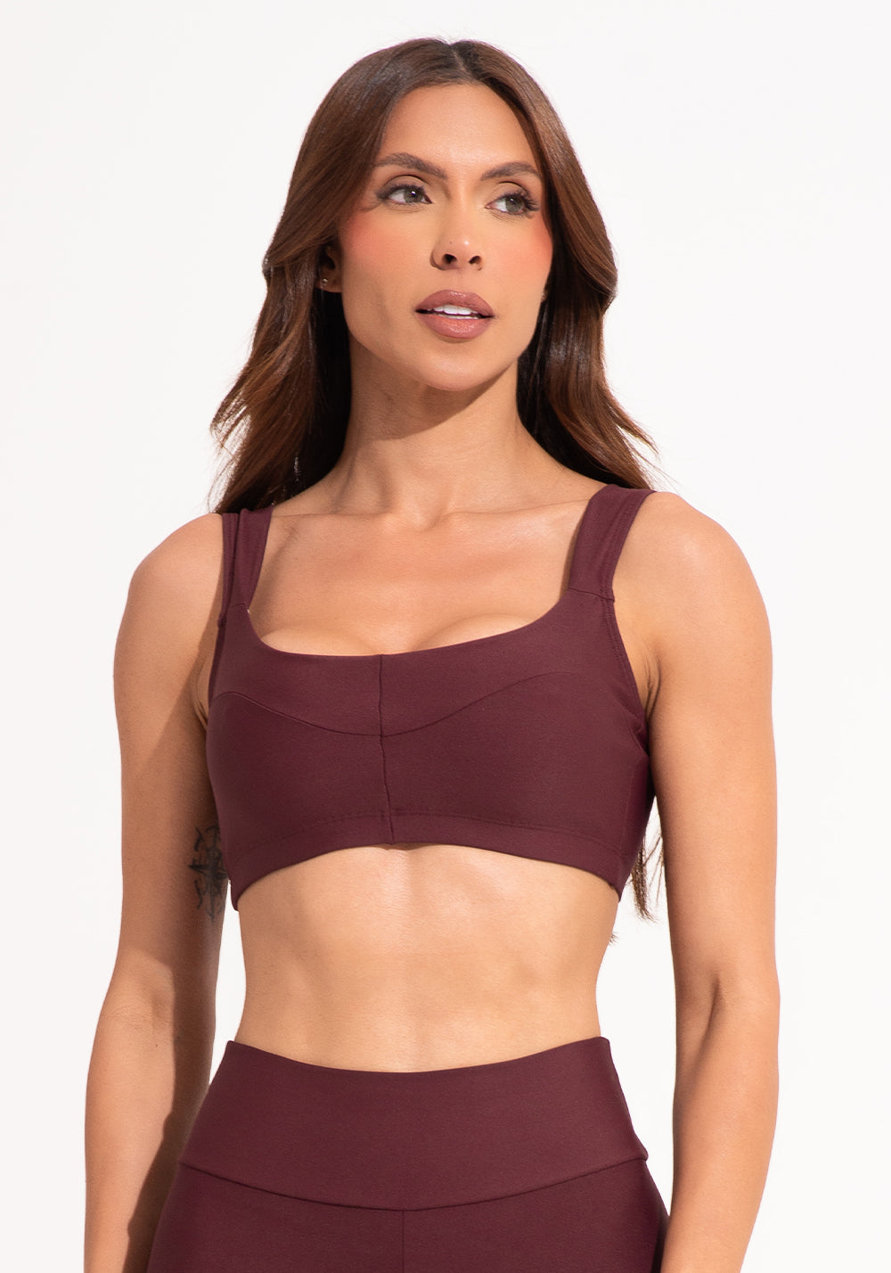 Top Fitness Feminino Vinho Com Alça Larga E Recortes Aura Dlk
