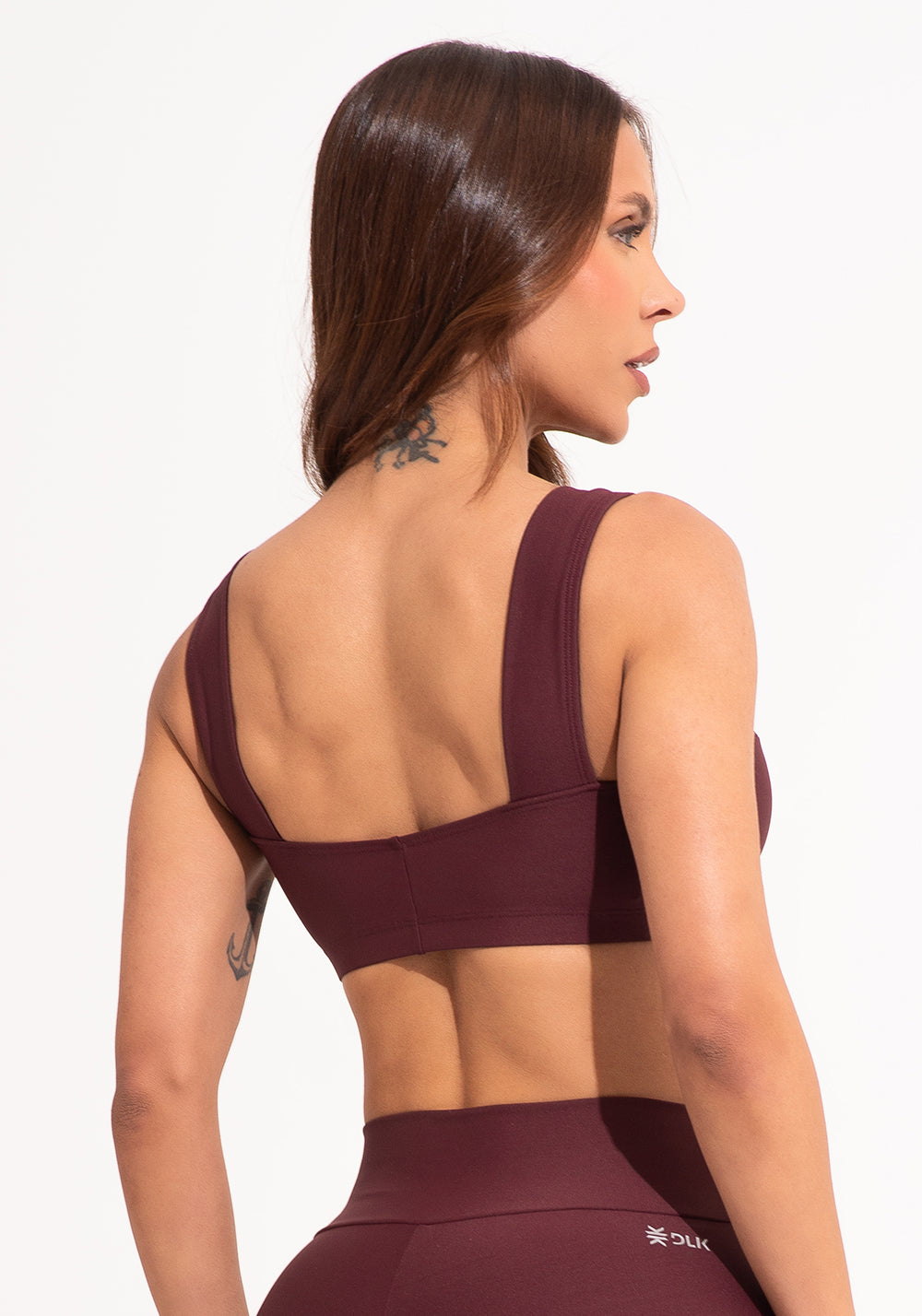 Top Fitness Feminino Vinho Com Alça Larga E Recortes Aura Dlk