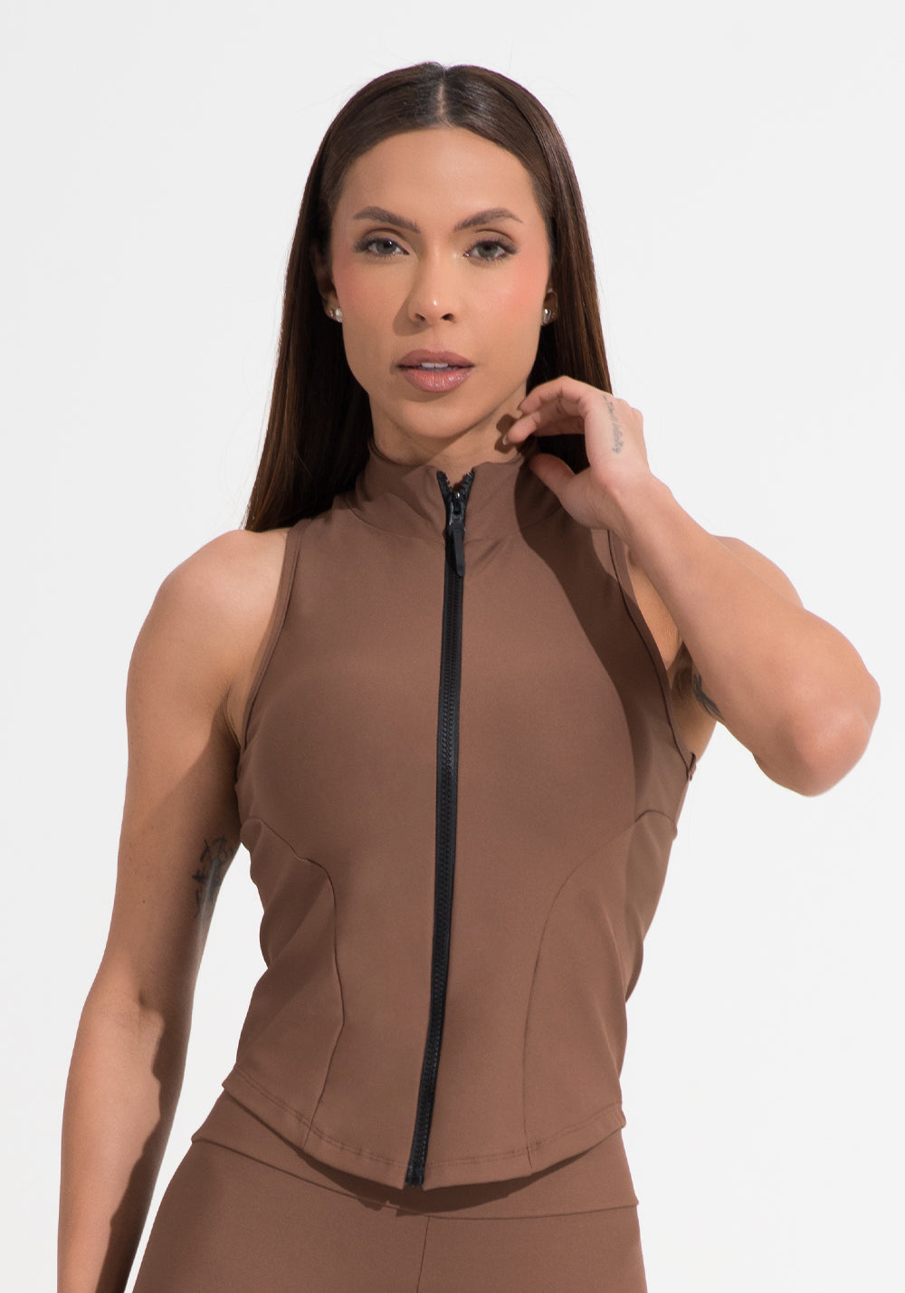 Colete Fitness Feminino Marrom com Zíper e Recortes Aura Dlk
