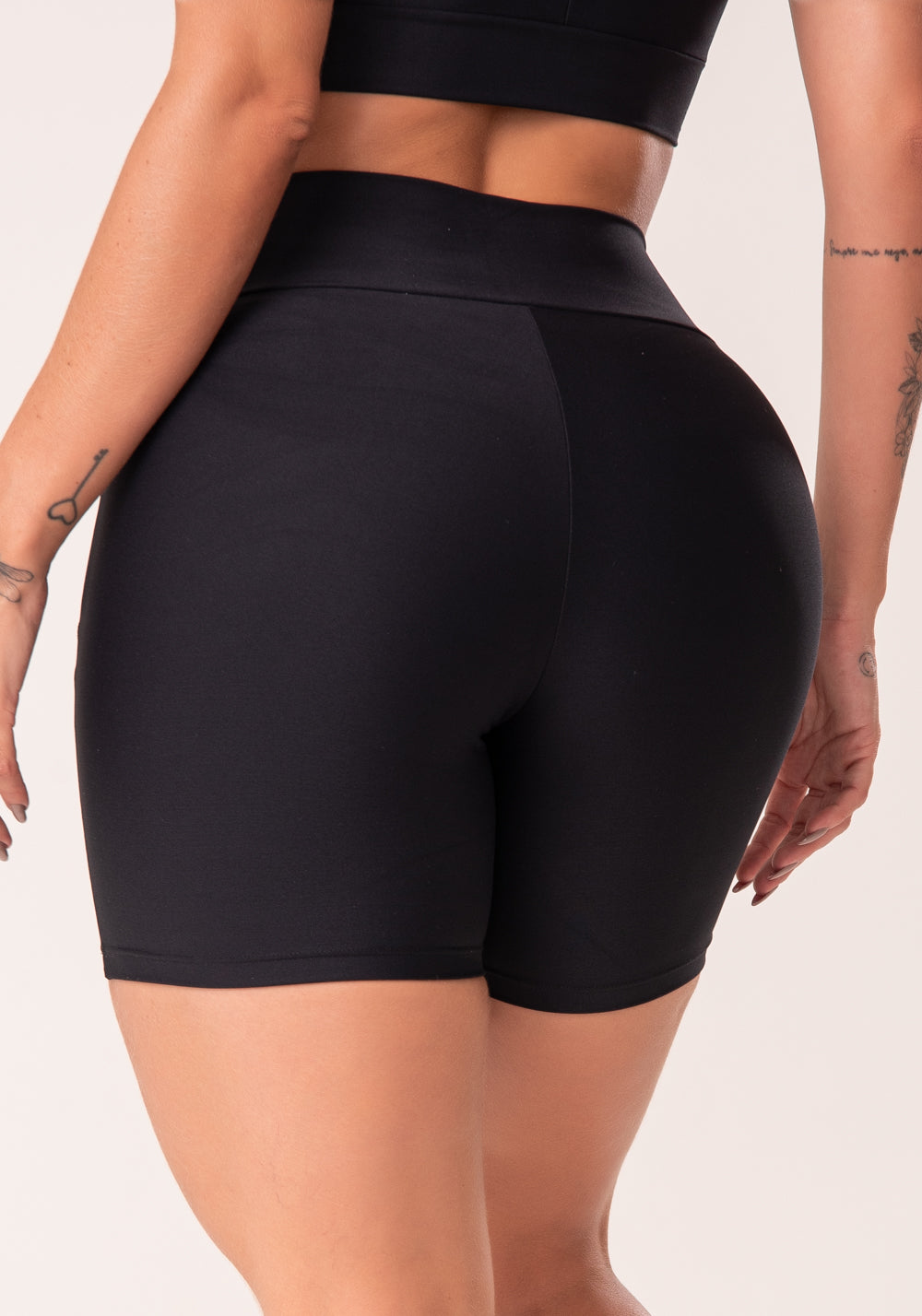Short Preto Com Recortes Básico Dlk