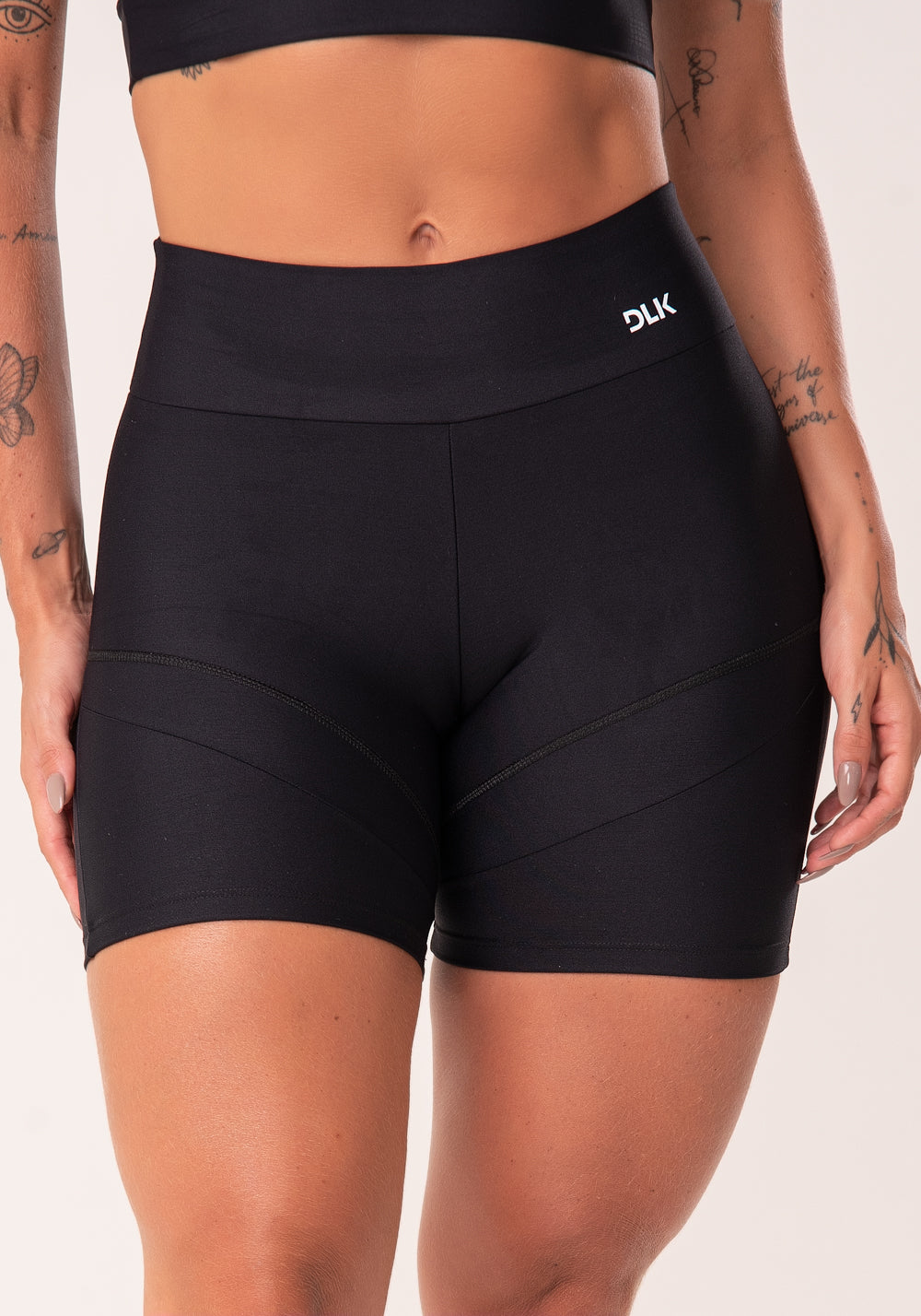 Short Preto Com Recortes Básico Dlk