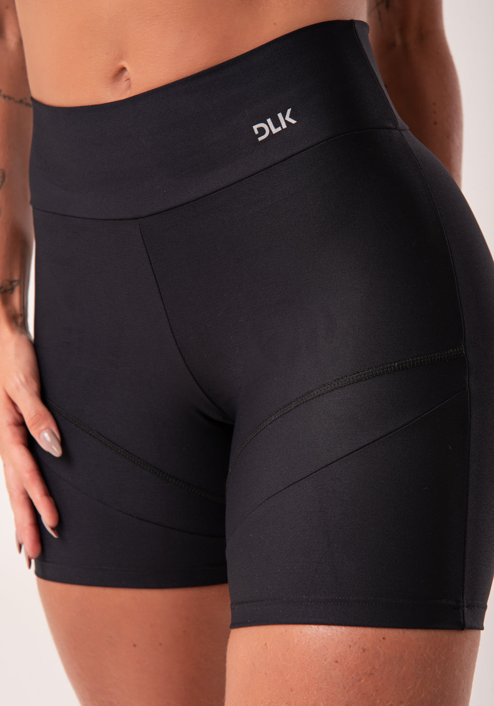 Short Preto Com Recortes Básico Dlk