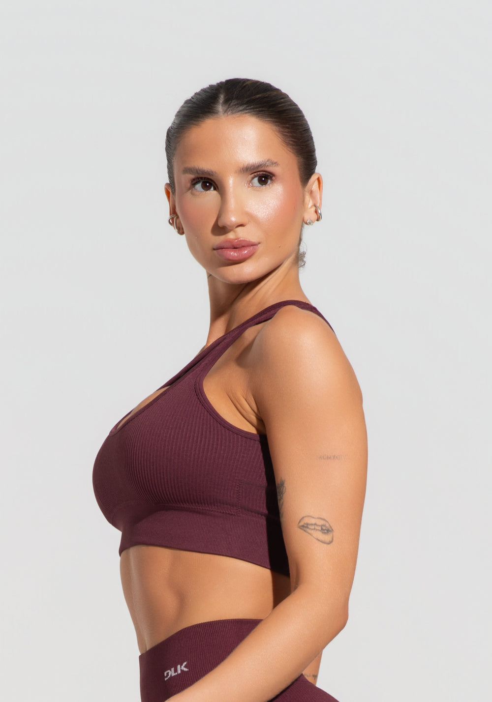 Top Fitness Feminino Vinho Canelado Com Bojo E Detalhe Vazado Seamless+ Dlk