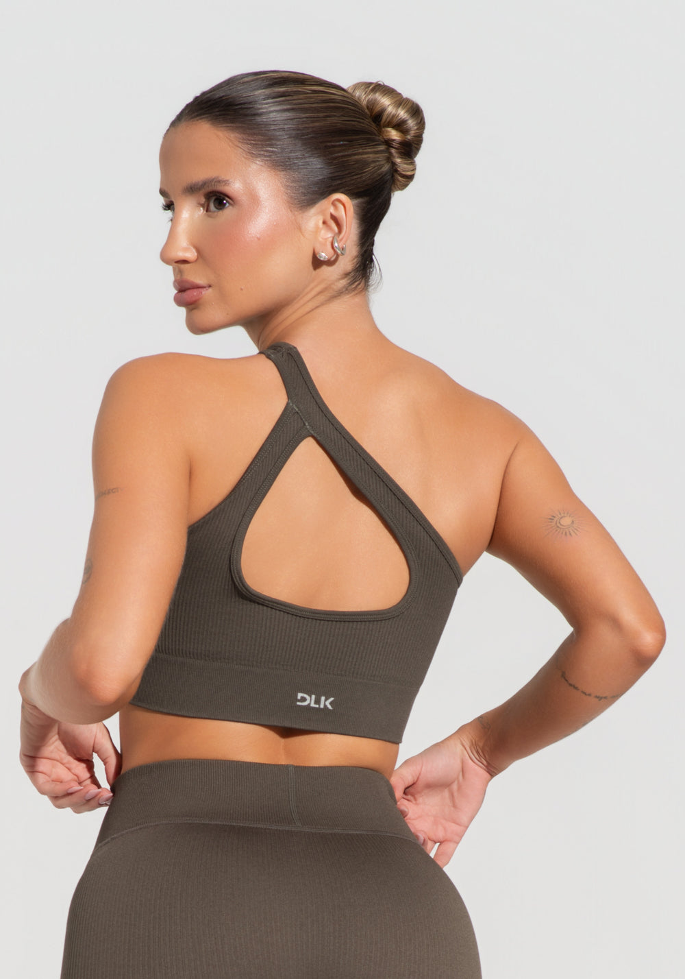 Top Fitness Feminino Verde Oliva Canelado Com Bojo E Detalhe Vazado Seamless+ Dlk