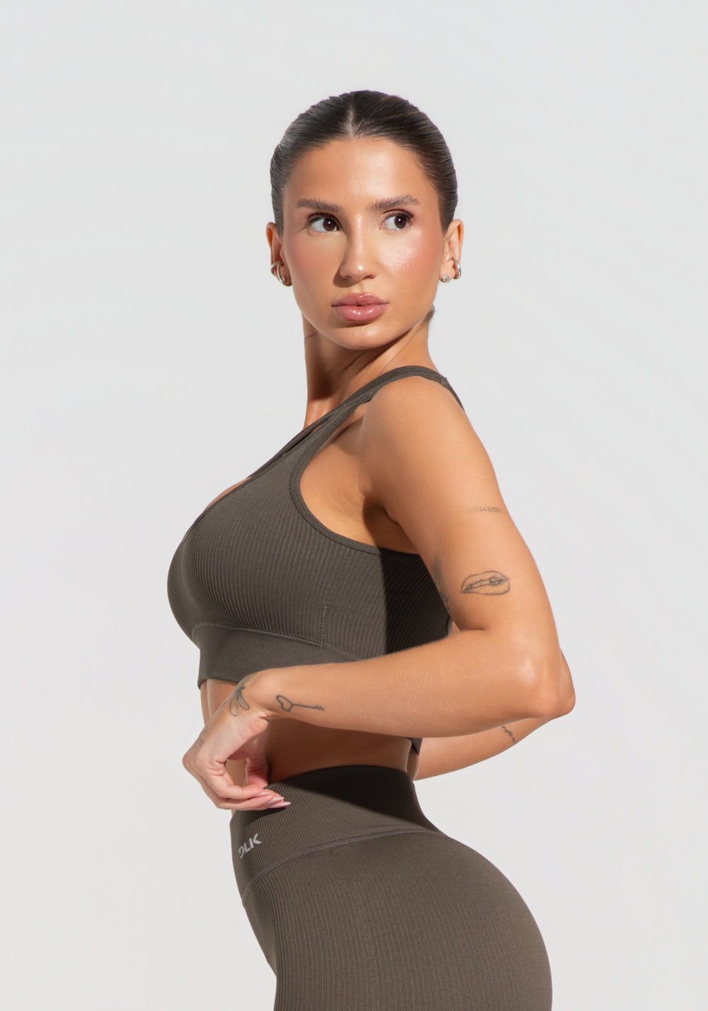 Top Fitness Feminino Verde Oliva Canelado Com Bojo E Detalhe Vazado Seamless+ Dlk