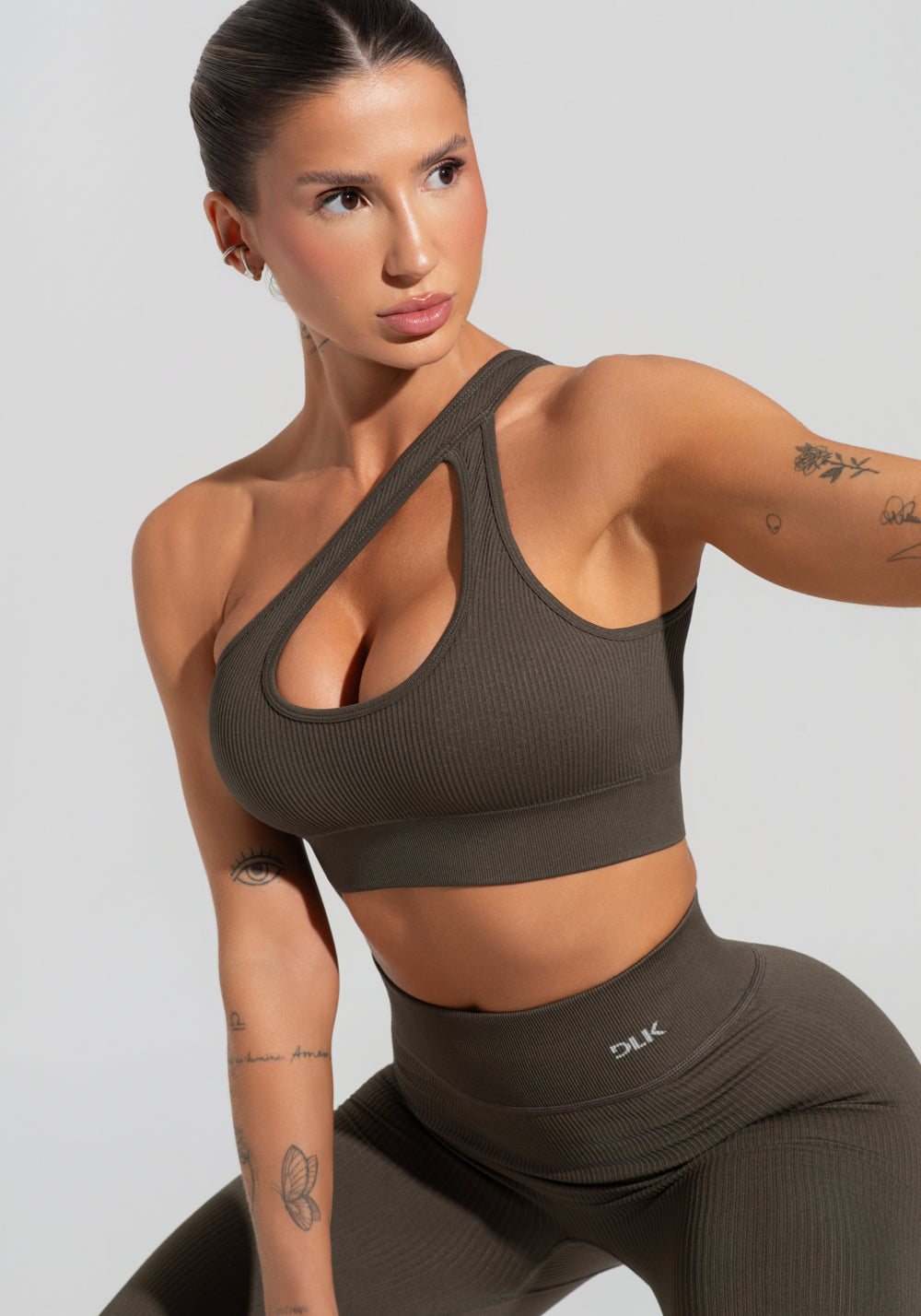Top Fitness Feminino Verde Oliva Canelado Com Bojo E Detalhe Vazado Seamless+ Dlk