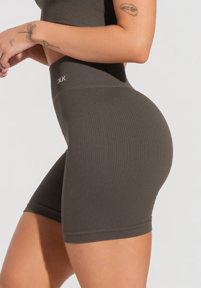 Bermuda Fitness Feminina Verde Oliva Canelada Com Cós Alto Seamless+ Dlk
