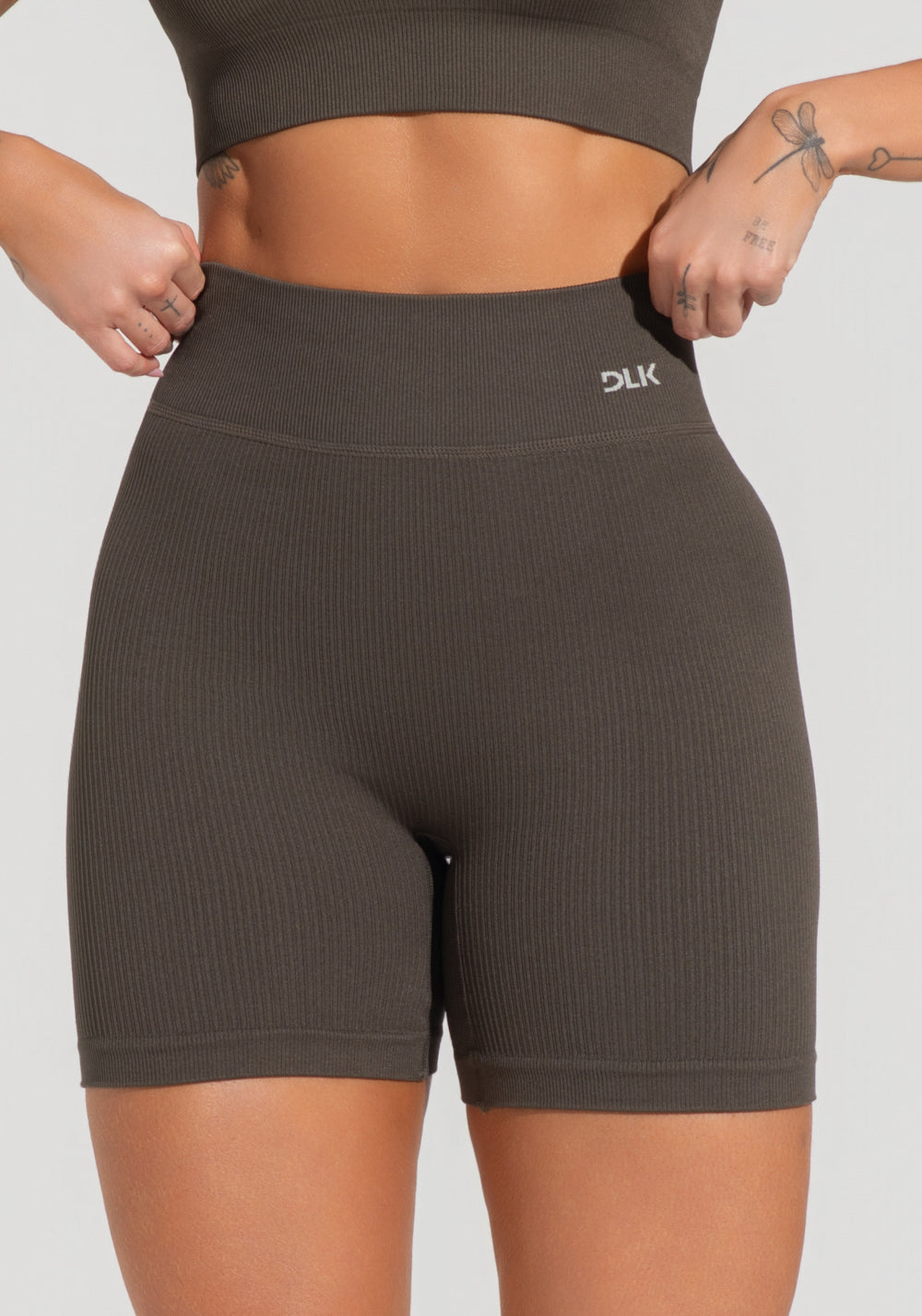 Bermuda Fitness Feminina Verde Oliva Canelada Com Cós Alto Seamless+ Dlk