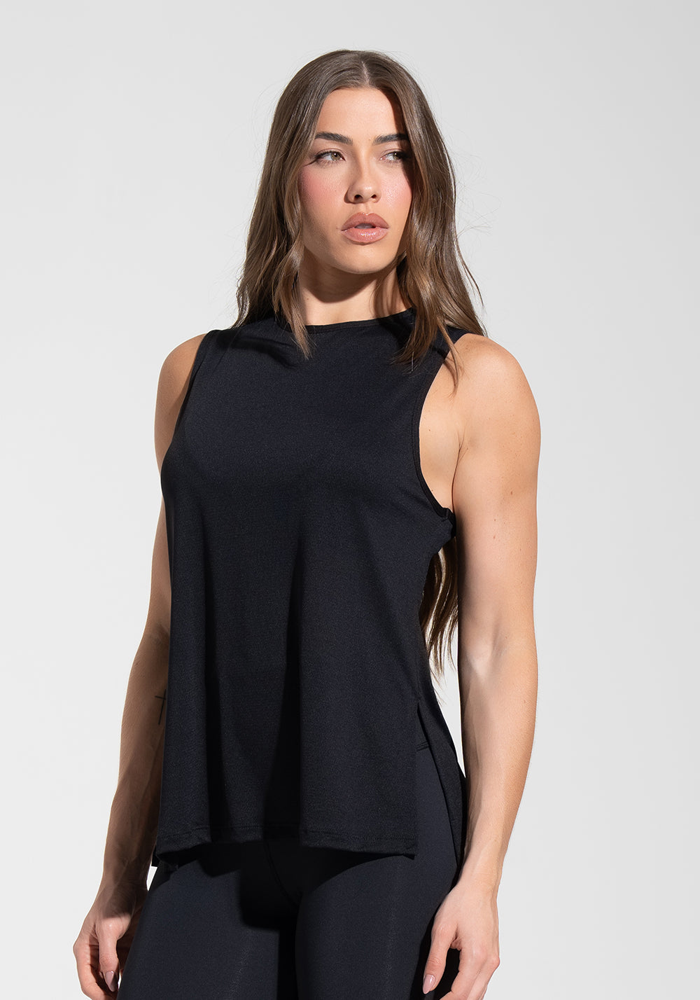 Camiseta Fitness Feminina de Poliamida com Fenda Lateral Básica Dlk Preto
