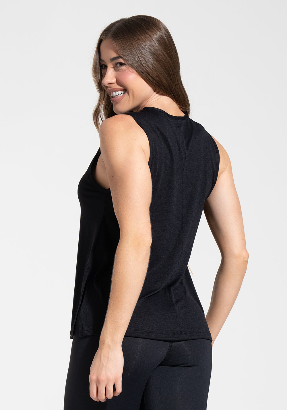 Camiseta Fitness Feminina de Poliamida com Fenda Lateral Básica Dlk Preto