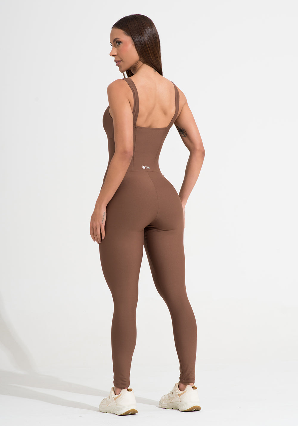 Macacão Fitness Feminino Marrom com Alças Largas e Recortes Aura Dlk