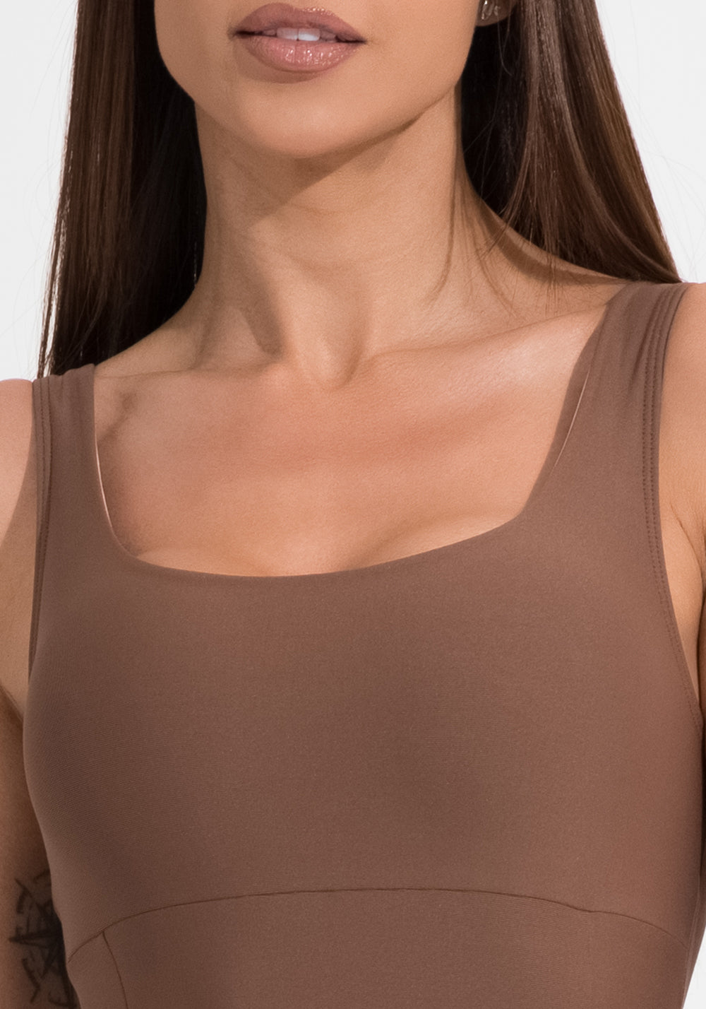 Macacão Fitness Feminino Marrom com Alças Largas e Recortes Aura Dlk