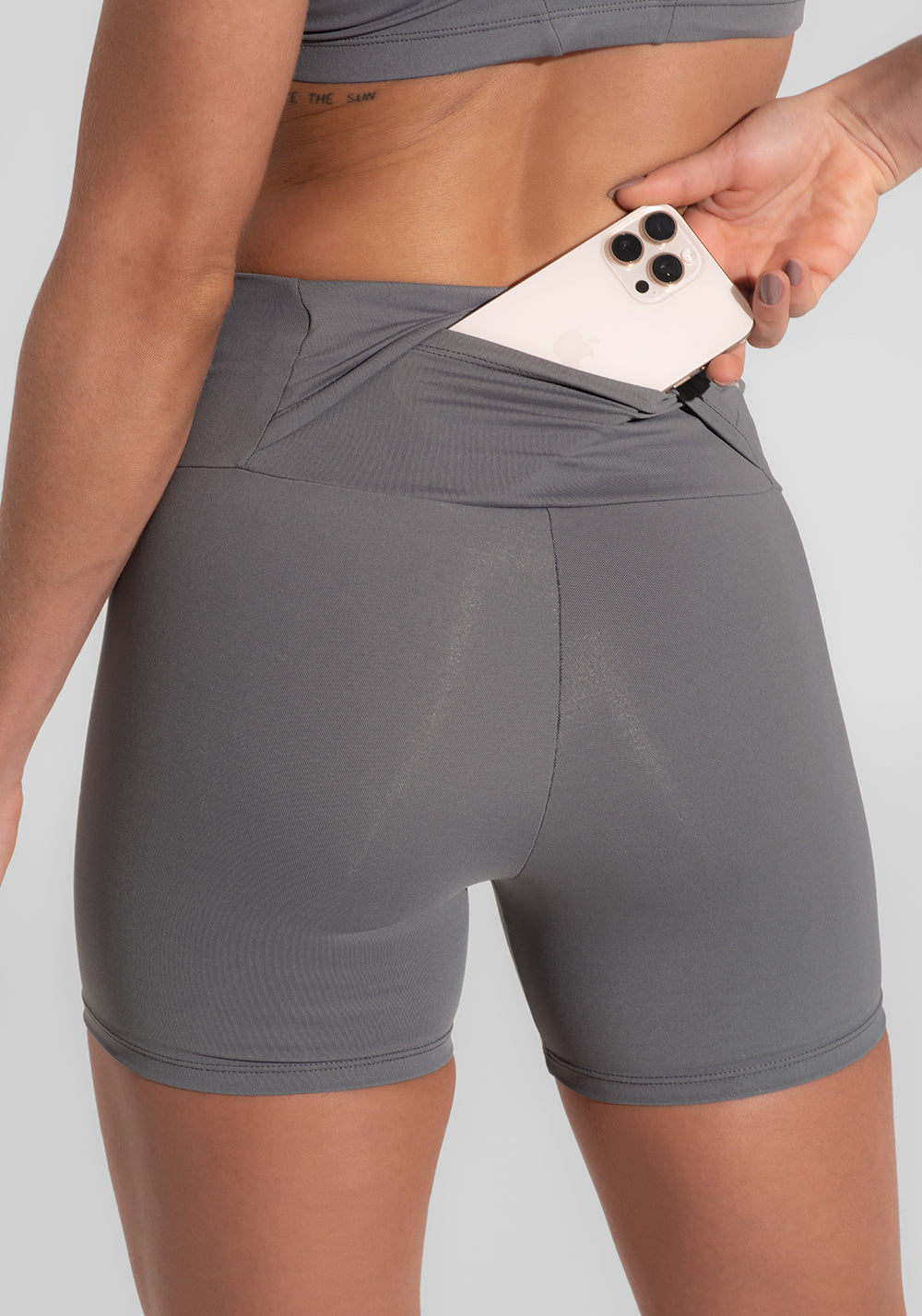Short Fitness Feminino Com Bolso No Cós Cinza Básico Dlk