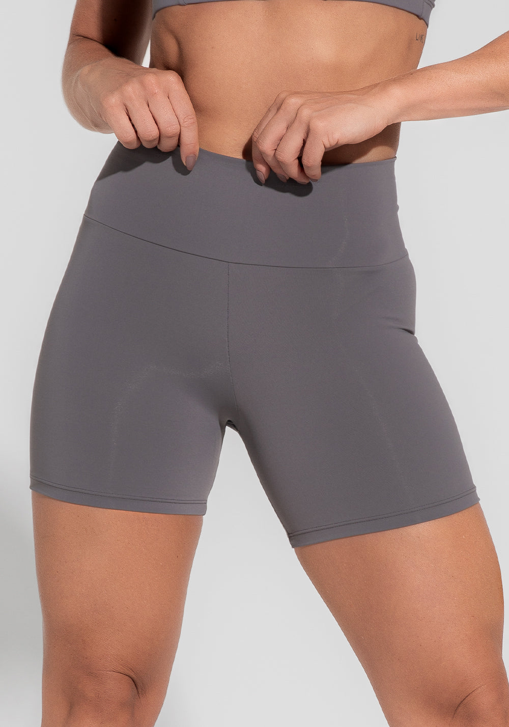 Short Fitness Feminino Com Bolso No Cós Cinza Básico Dlk