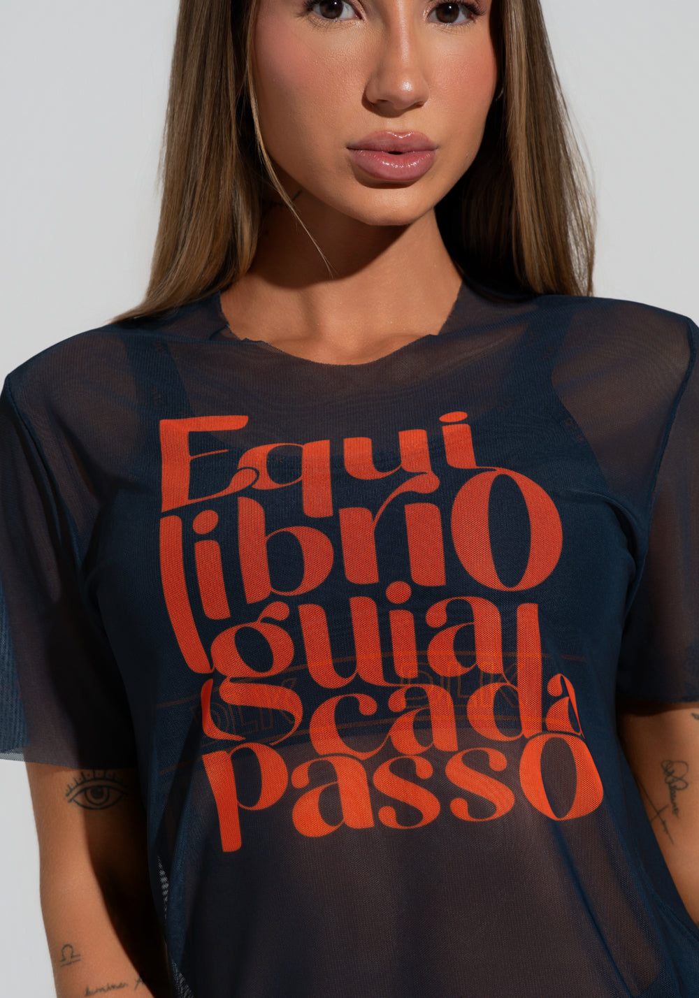 Blusa Fitness Feminina De Tule Grafite Estampada Equilíbrio Activity Dlk
