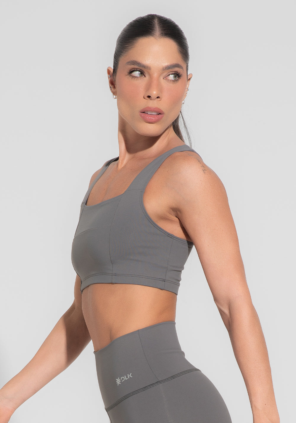 Top Fitness Feminino Decote Reto Com Recortes Cinza Básico Dlk