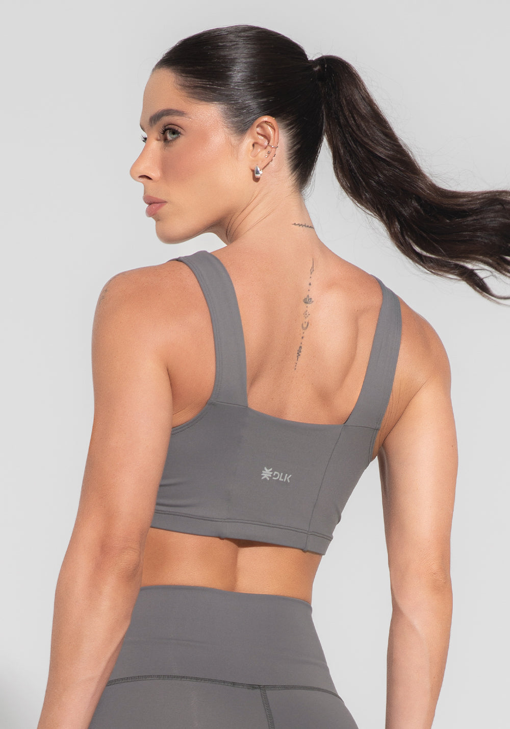 Top Fitness Feminino Decote Reto Com Recortes Cinza Básico Dlk
