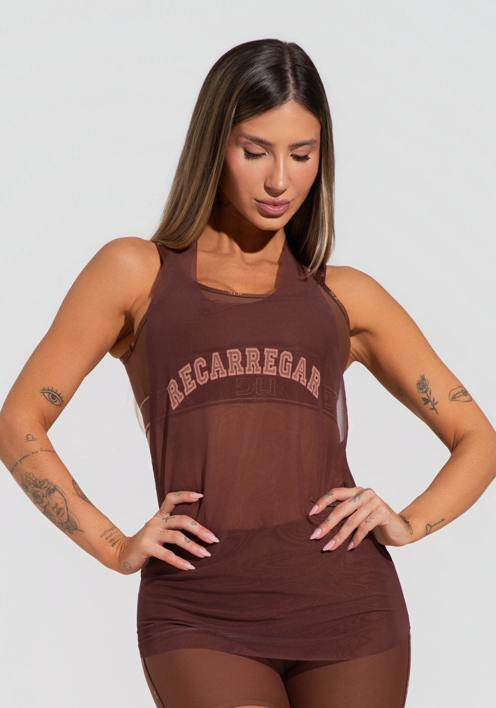 Camiseta Fitness Feminina De Tule Alongada Marrom Estampada Recarregar Activity Dlk