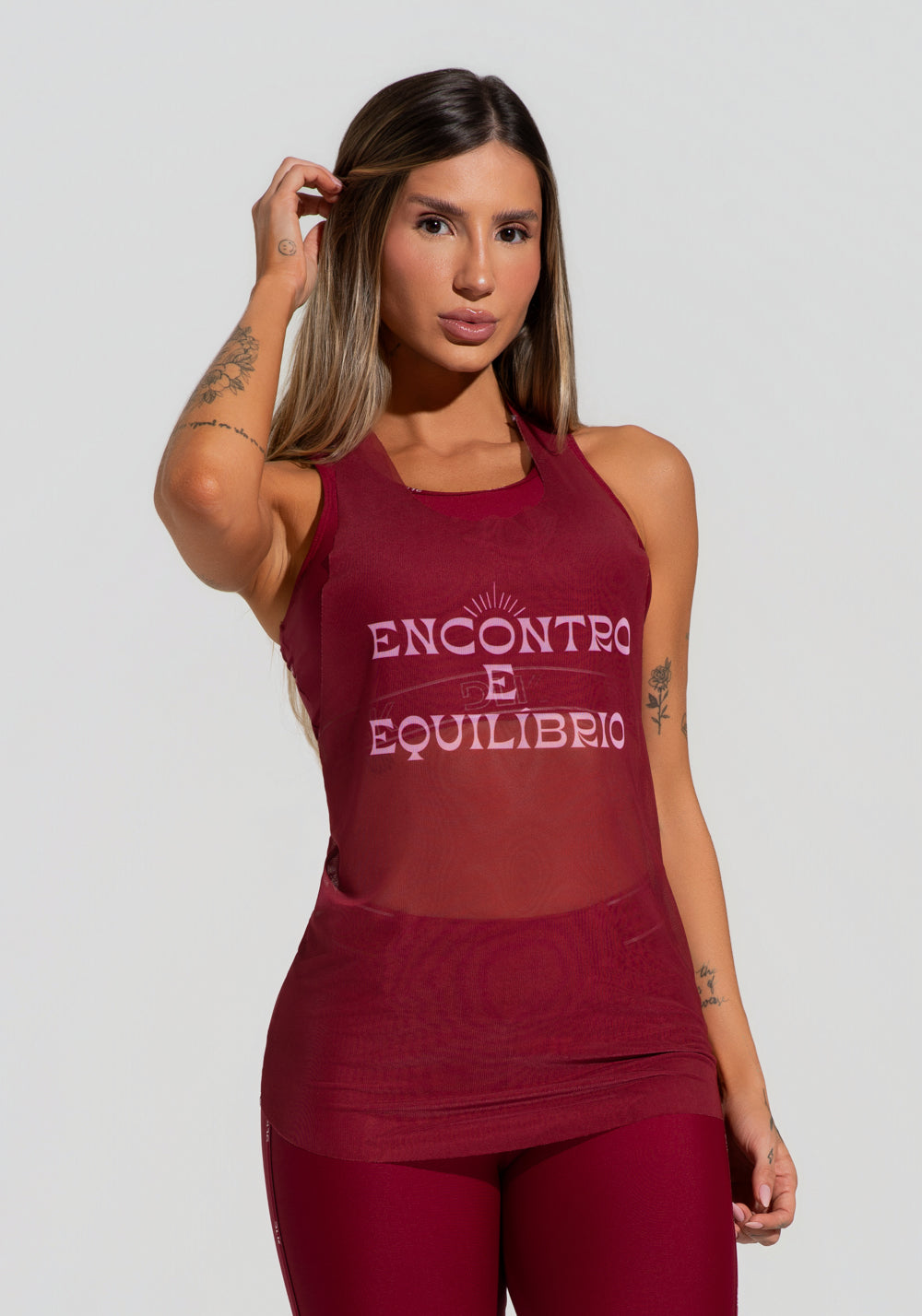 Camiseta Fitness Feminina De Tule Alongada Vinho Estampada Encontro Activity Dlk