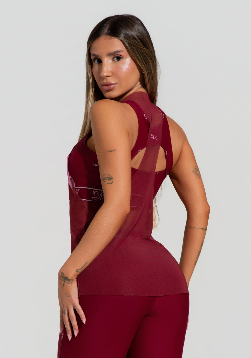 Camiseta Fitness Feminina De Tule Alongada Vinho Estampada Encontro Activity Dlk