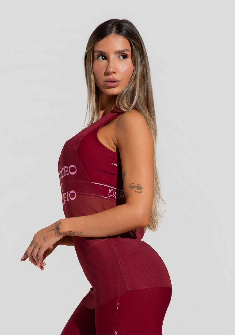 Camiseta Fitness Feminina De Tule Alongada Vinho Estampada Encontro Activity Dlk