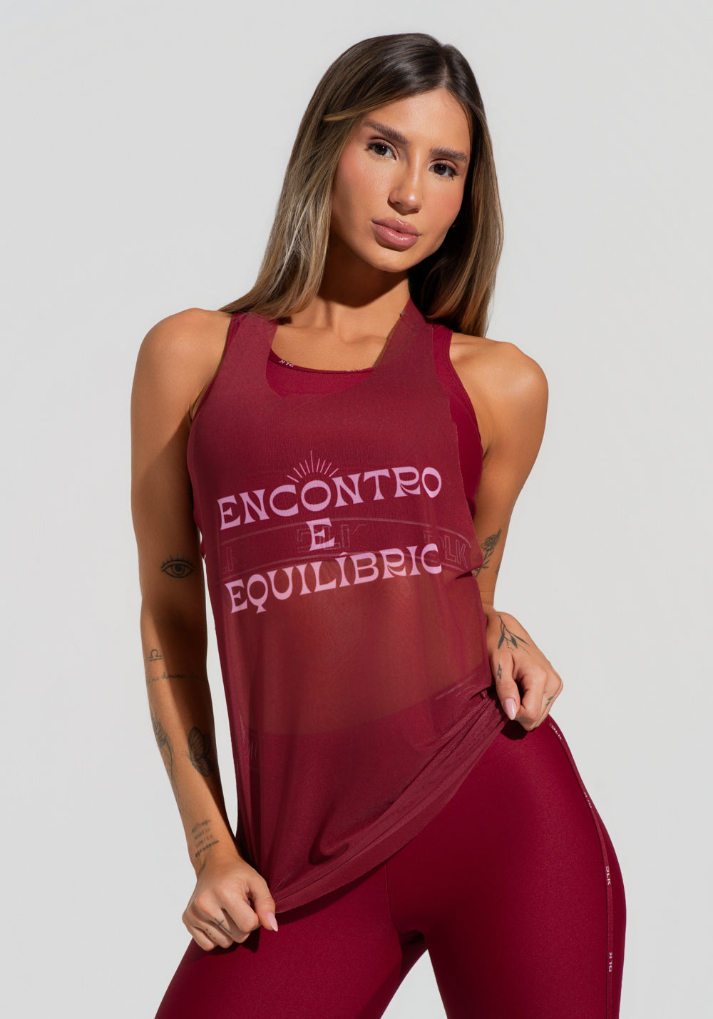 Camiseta Fitness Feminina De Tule Alongada Vinho Estampada Encontro Activity Dlk