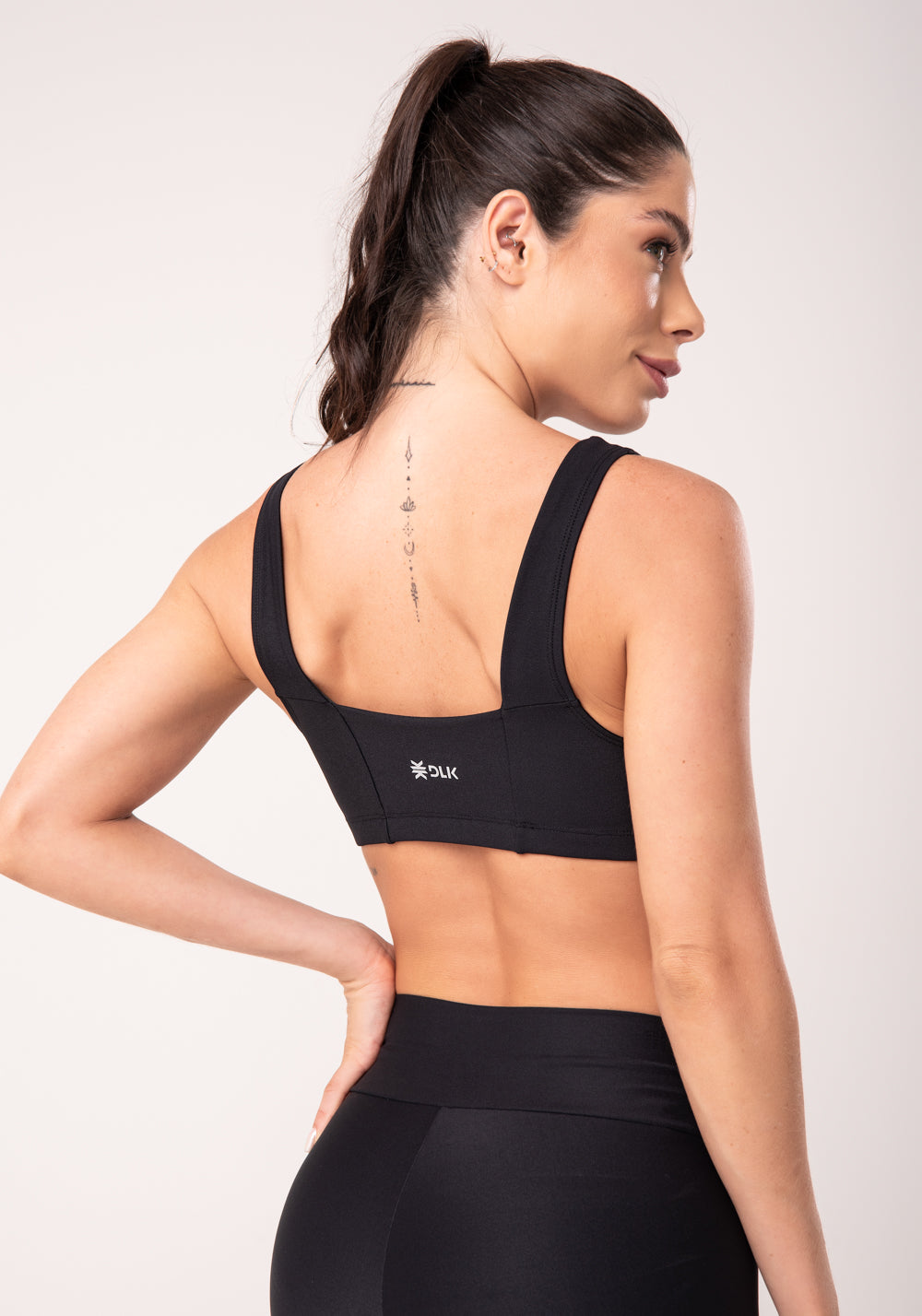 Top Fitness Feminino Preto Com Recortes E Decote Reto Dlk