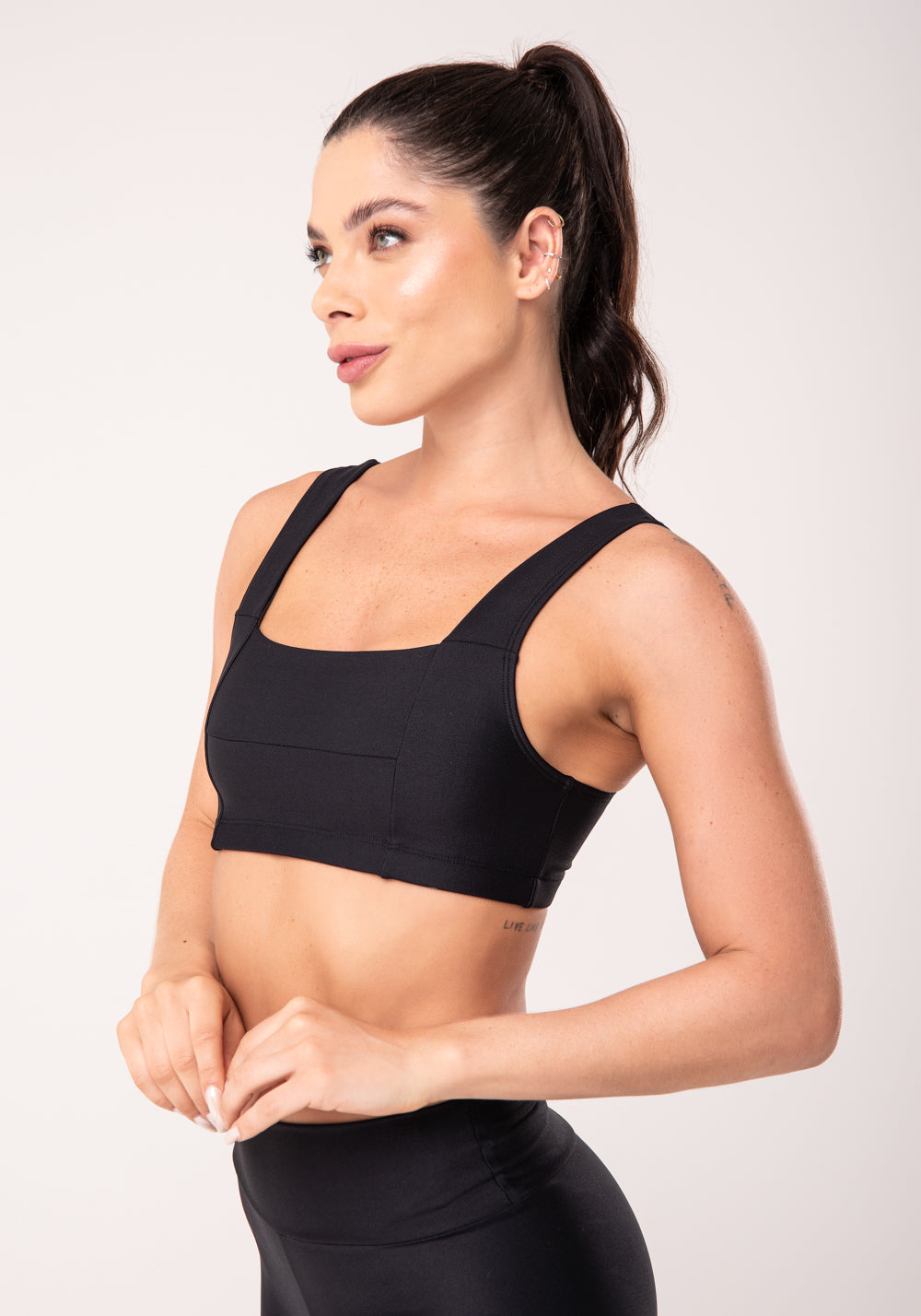 Top Fitness Feminino Preto Com Recortes E Decote Reto Dlk