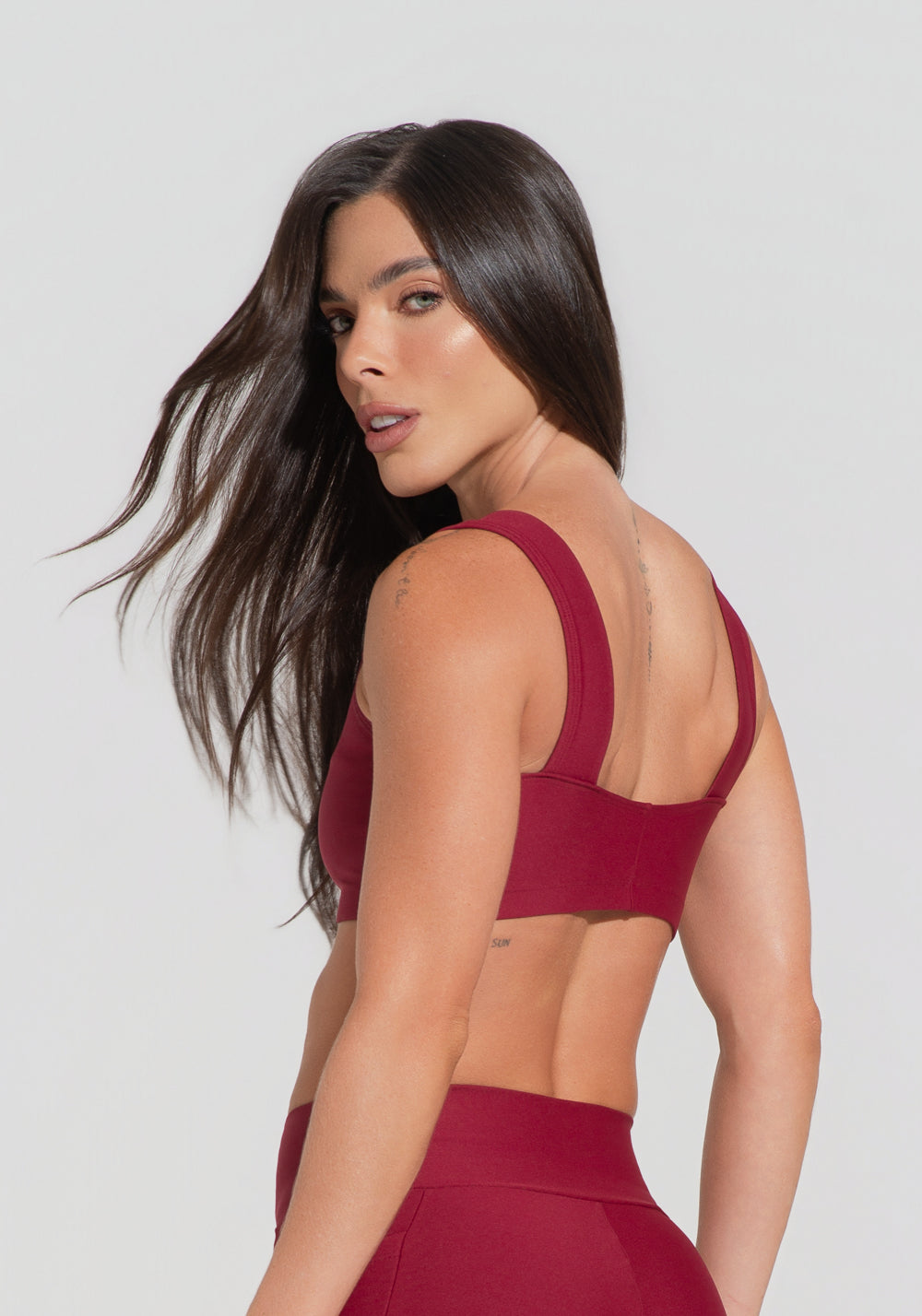Top Fitness Feminino Vermelho Cereja Com Alça Larga E Recortes Aura Dlk
