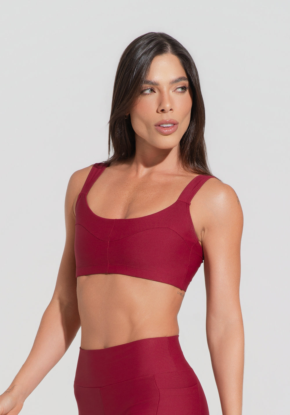 Top Fitness Feminino Vermelho Cereja Com Alça Larga E Recortes Aura Dlk