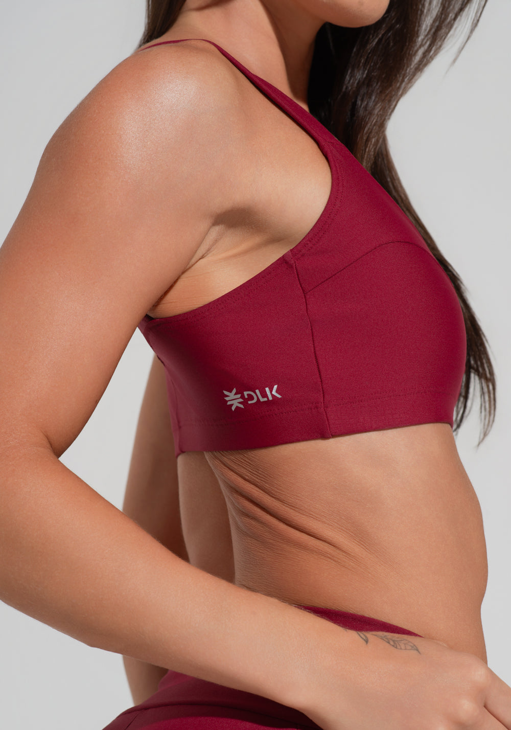 Top Fitness Feminino Vermelho Cereja Com Alça Larga E Recortes Aura Dlk