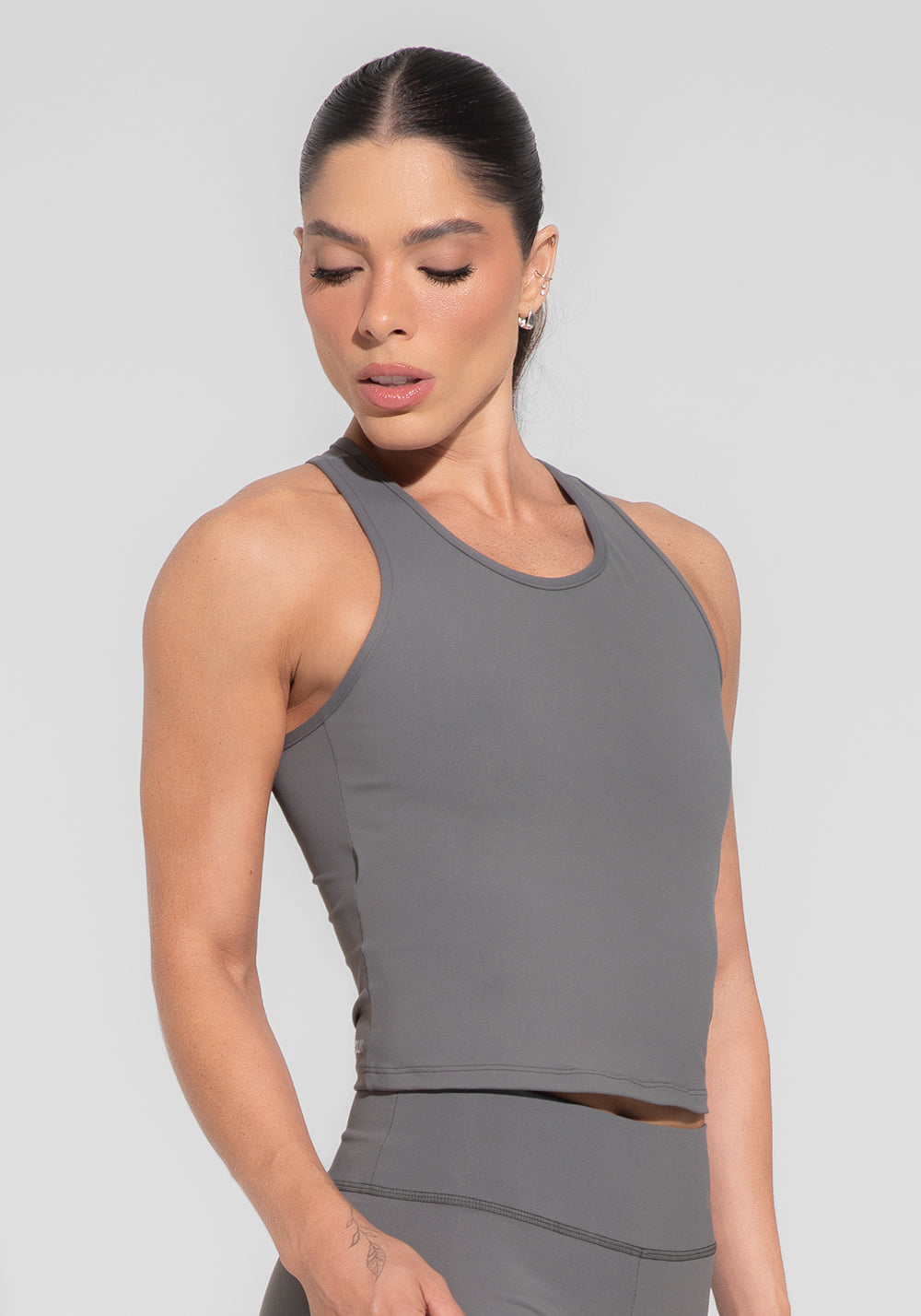 Camiseta Fitness Feminina Com Alças Cruzadas Cinza Básica Dlk