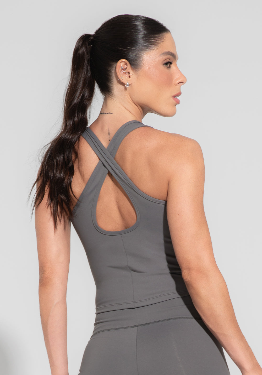 Camiseta Fitness Feminina Com Alças Cruzadas Cinza Básica Dlk