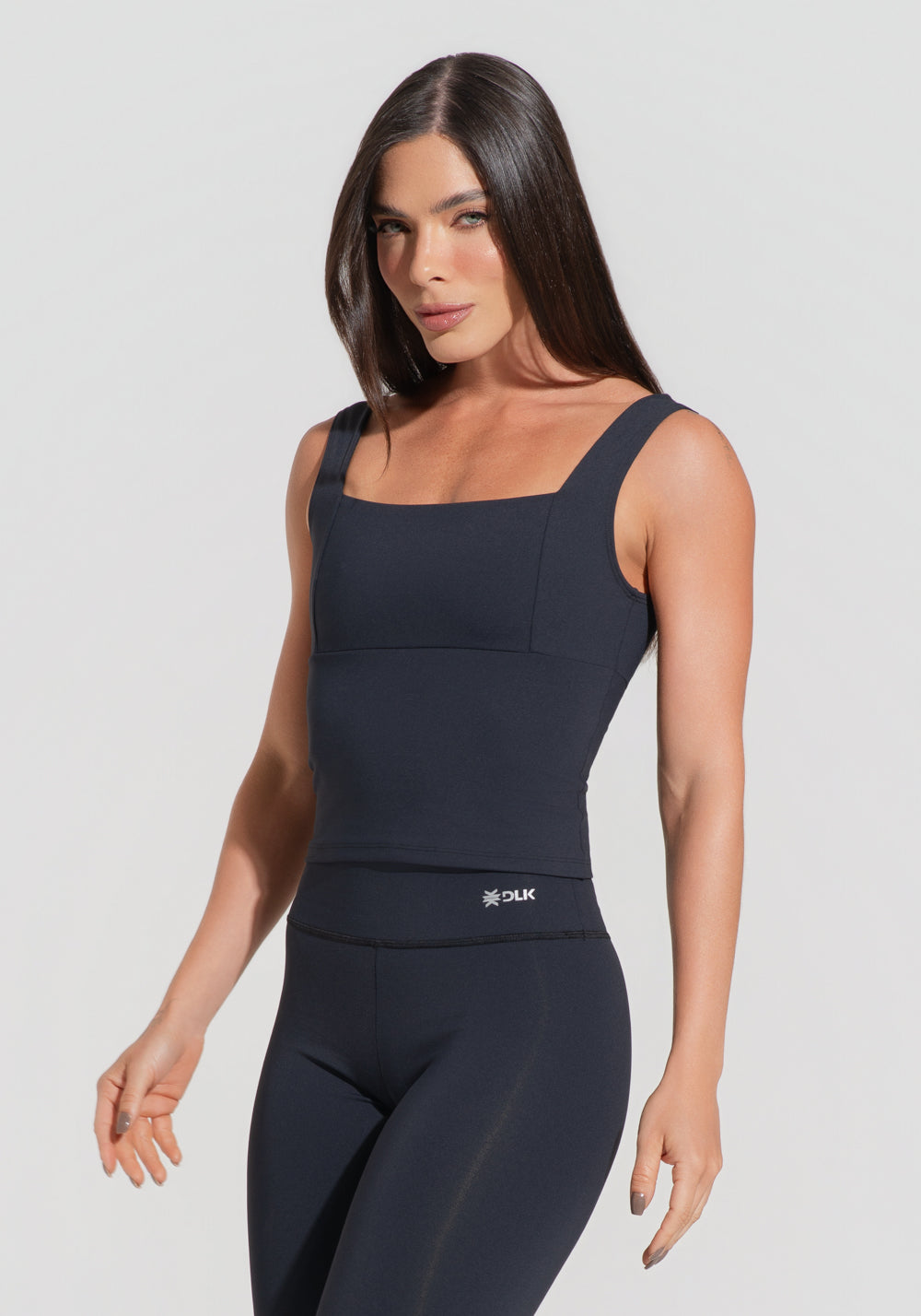Camiseta Fitness Feminina com Decote Quadrado Preto Básica Dlk