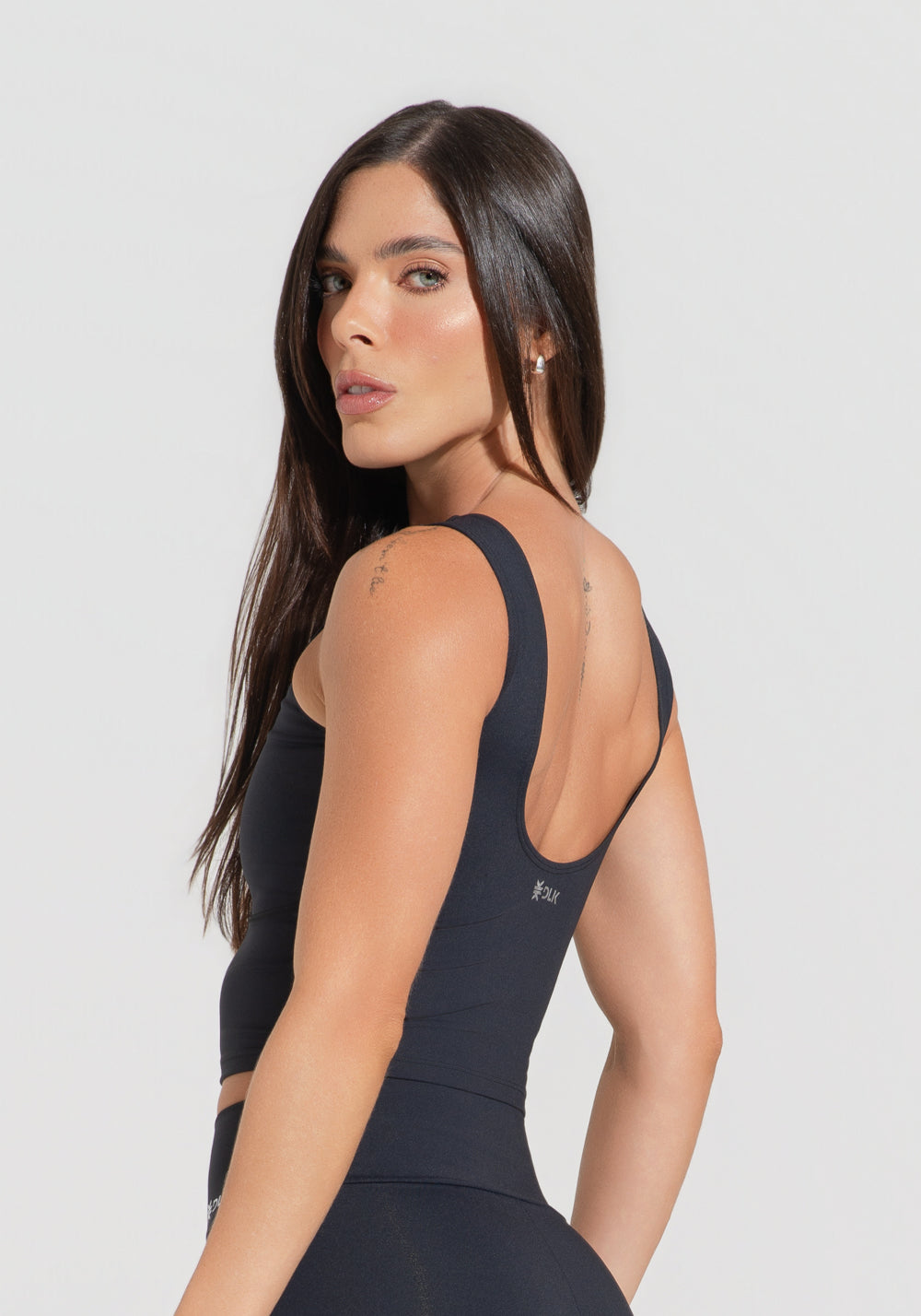 Cropped Fitness Feminino Com Recorte Anatômico Preto Básico Dlk