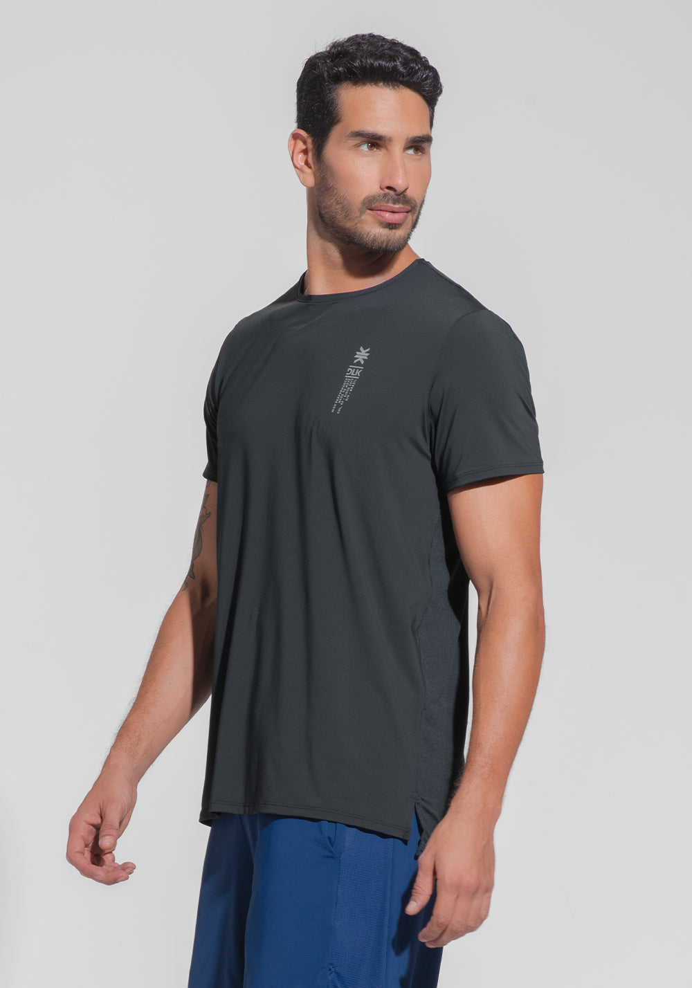 Camiseta Fitness Masculina Dry Fit Com Recortes Nas Costas Dlk Preto