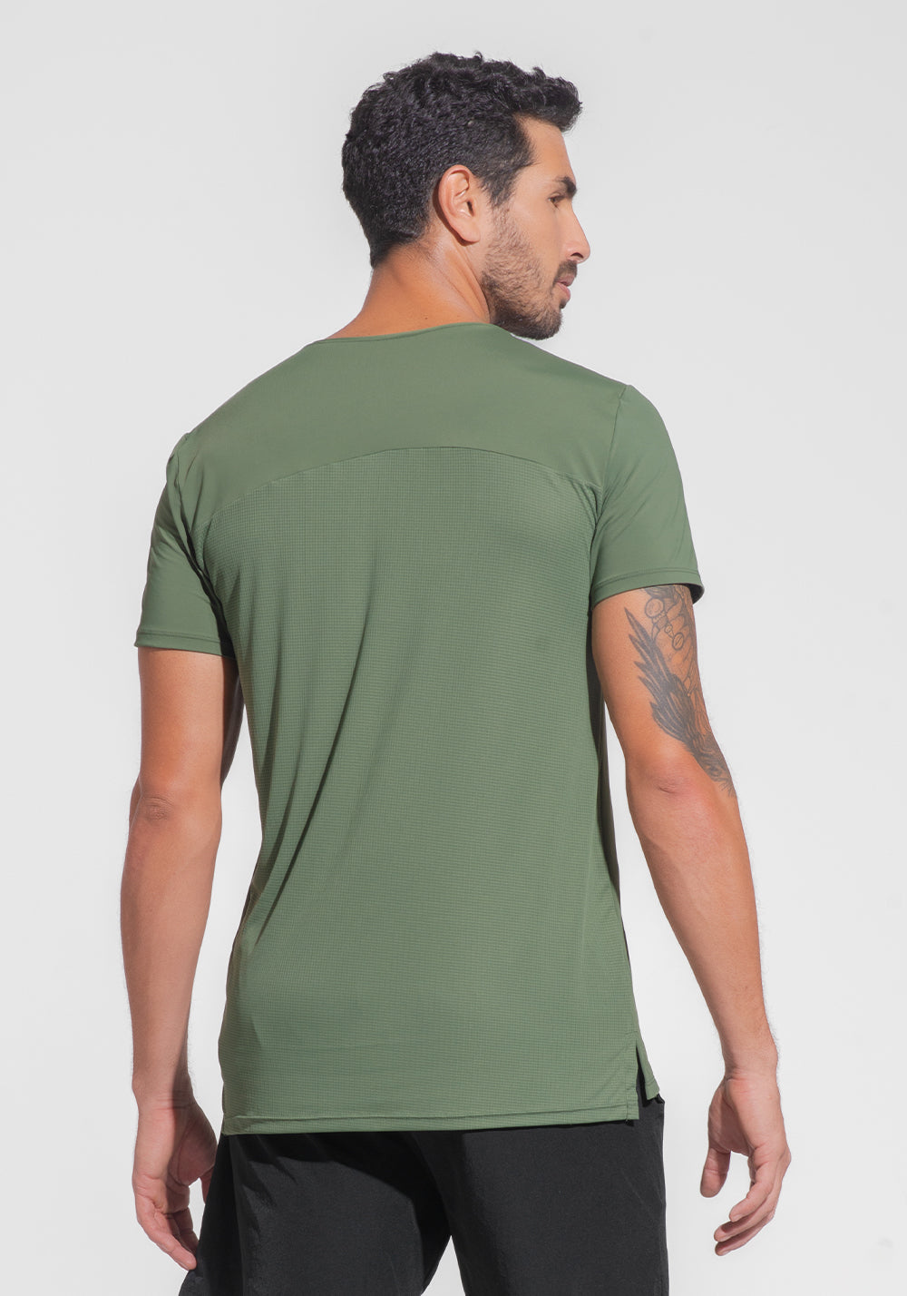 Camiseta Fitness Masculina Dry Fit com Recortes Nas Costas Dlk Verde Militar