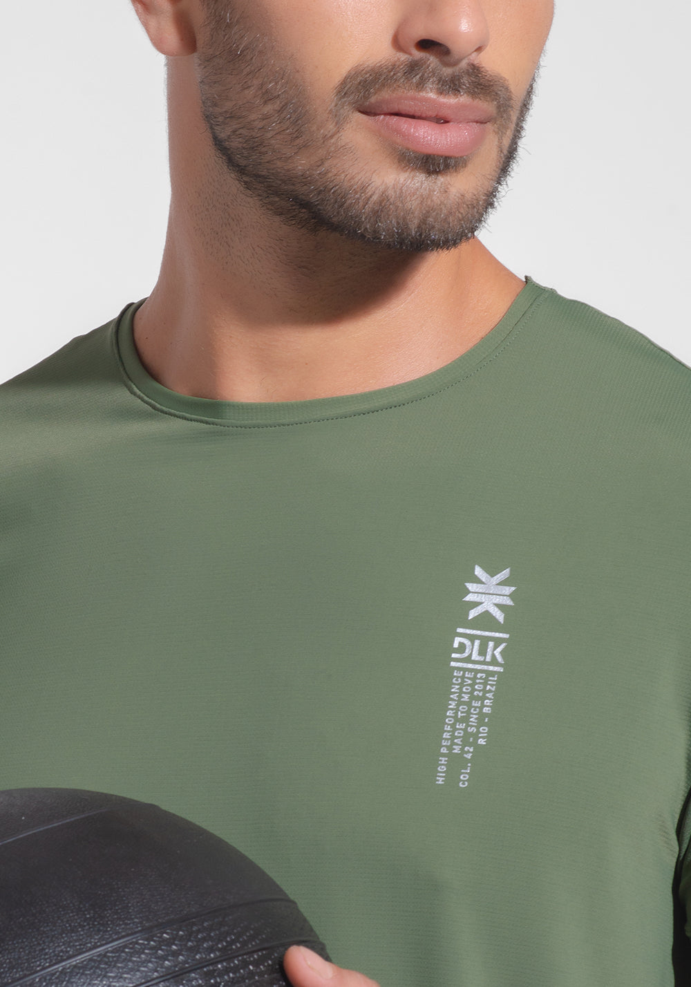 Camiseta Fitness Masculina Dry Fit com Recortes Nas Costas Dlk Verde Militar
