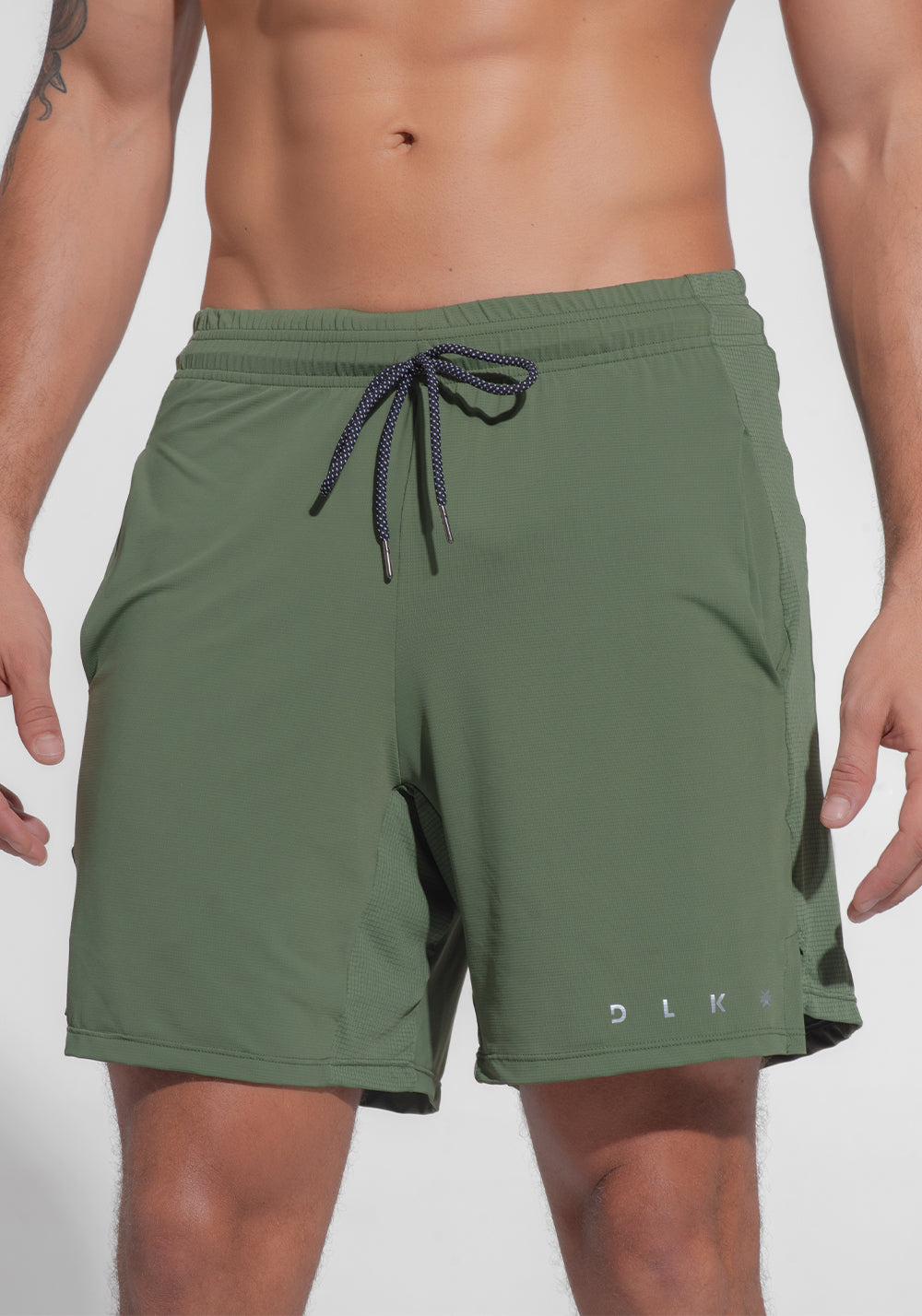 Short Fitness Masculino Dry Fit com Bolsos e Recorte Lateral Dlk Verde Militar