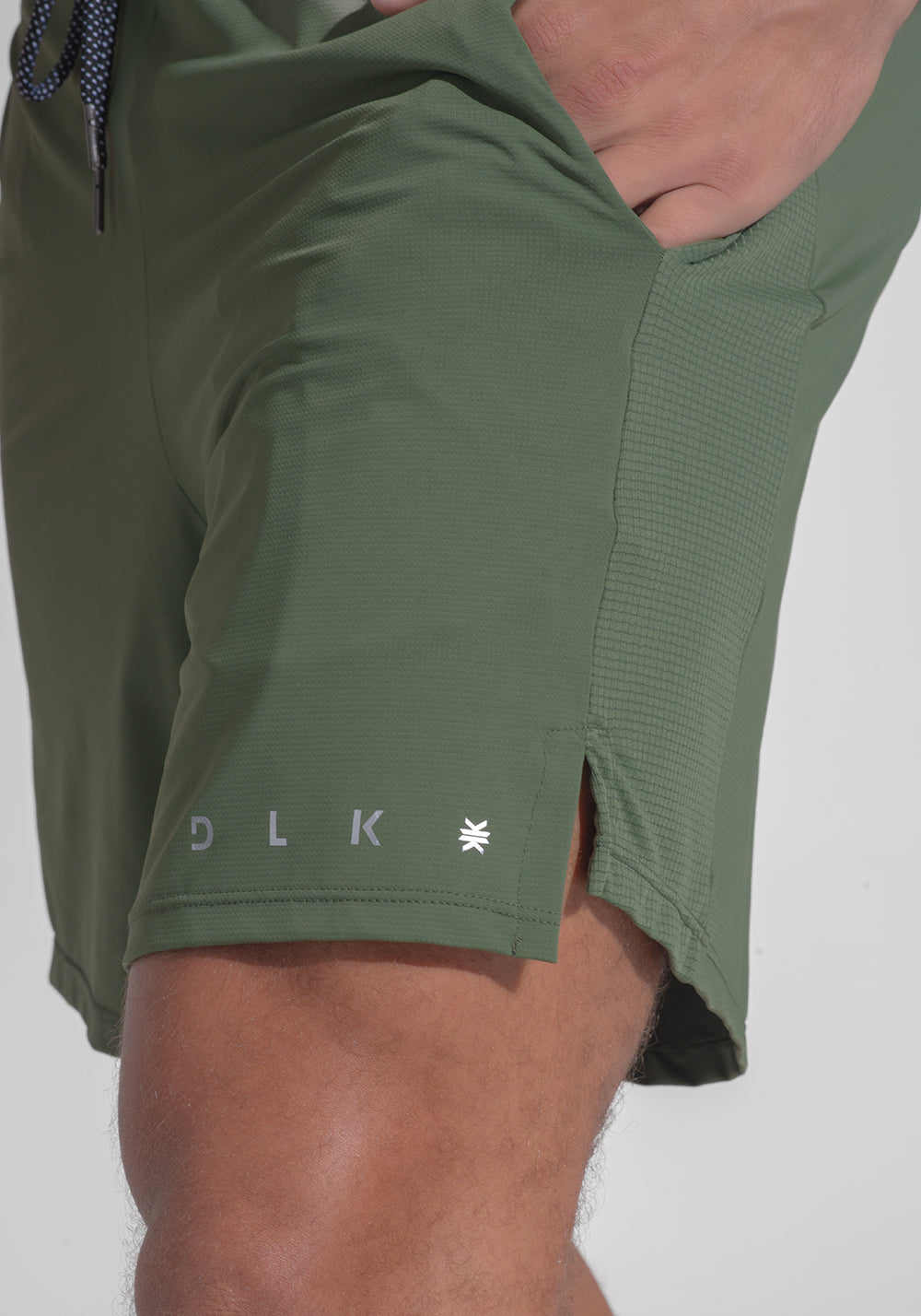 Short Fitness Masculino Dry Fit com Bolsos e Recorte Lateral Dlk Verde Militar